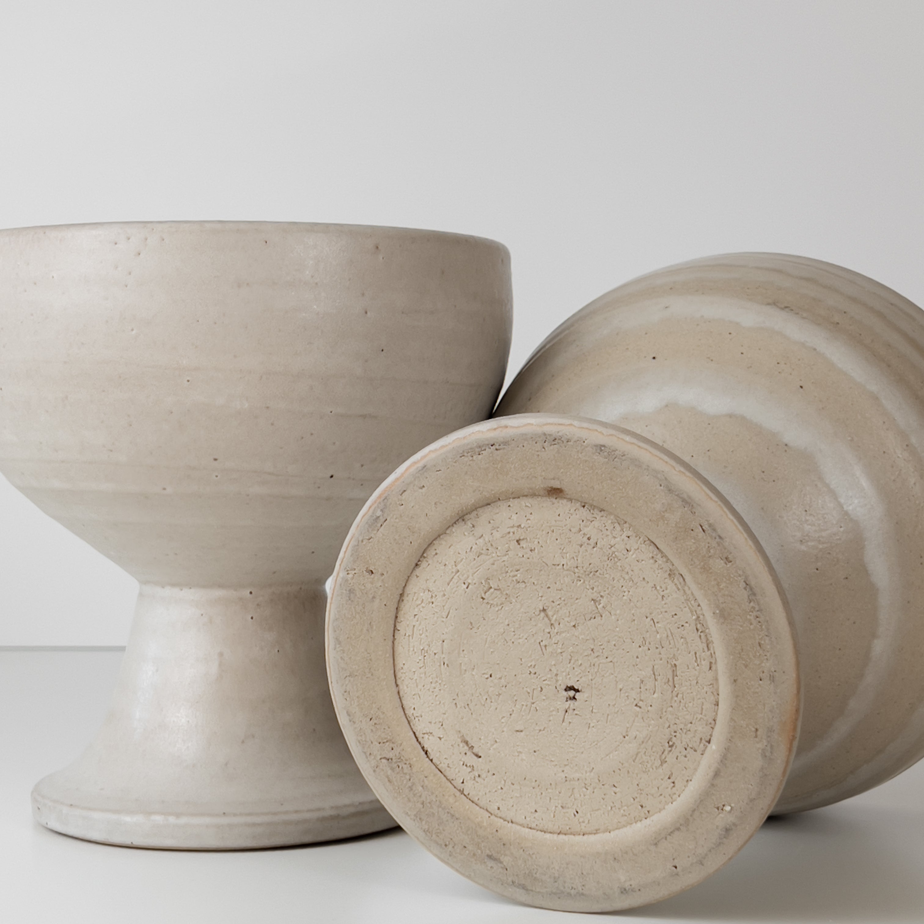 set van 2 vintage keramieken kommen – kandelaar – op voet - beige-grijs Noii HOME