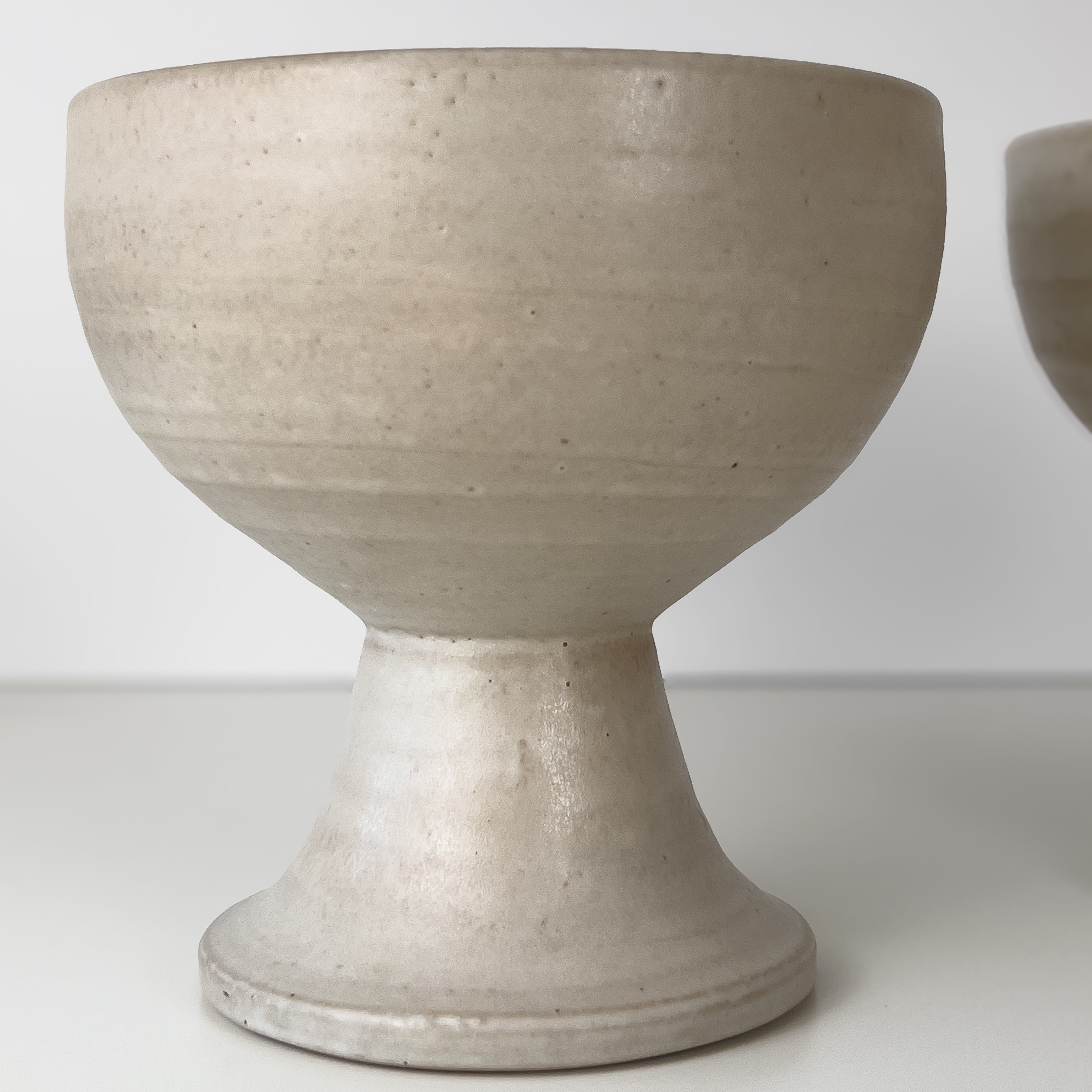set van 2 vintage keramieken kommen – kandelaar – op voet - beige-grijs Noii HOME