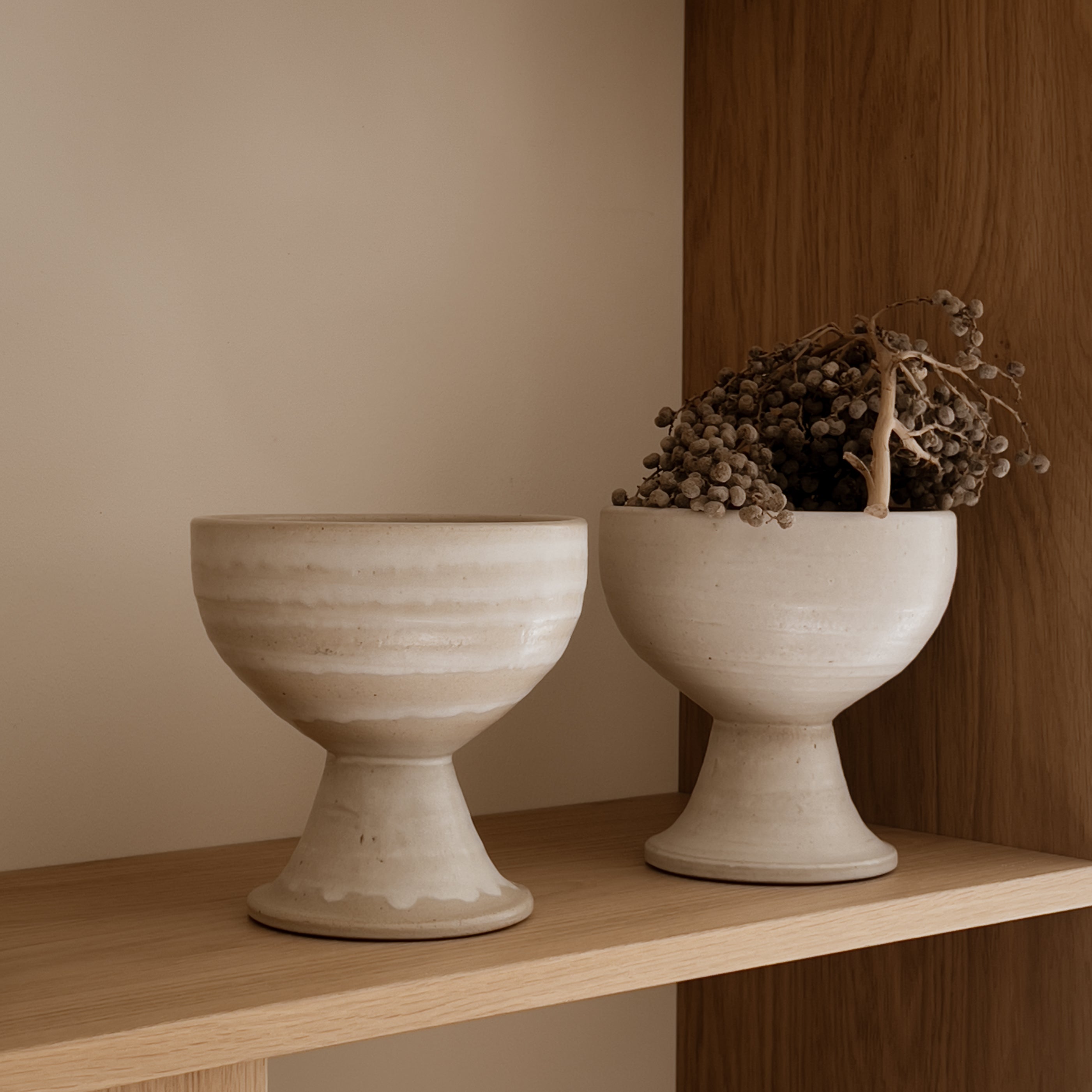 set van 2 vintage keramieken kommen – kandelaar – op voet - beige-grijs Noii HOME