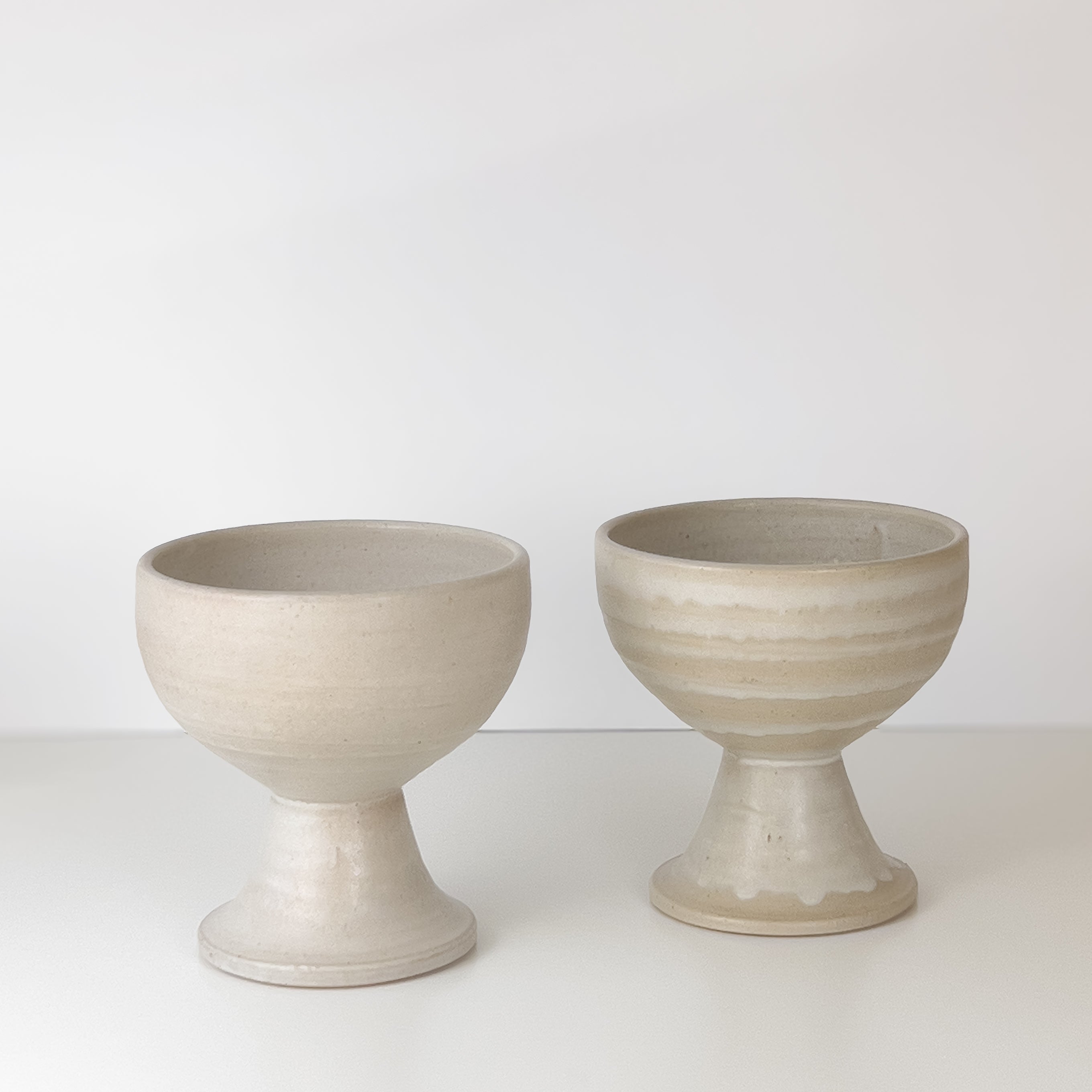 set van 2 vintage keramieken kommen – kandelaar – op voet - beige-grijs Noii HOME
