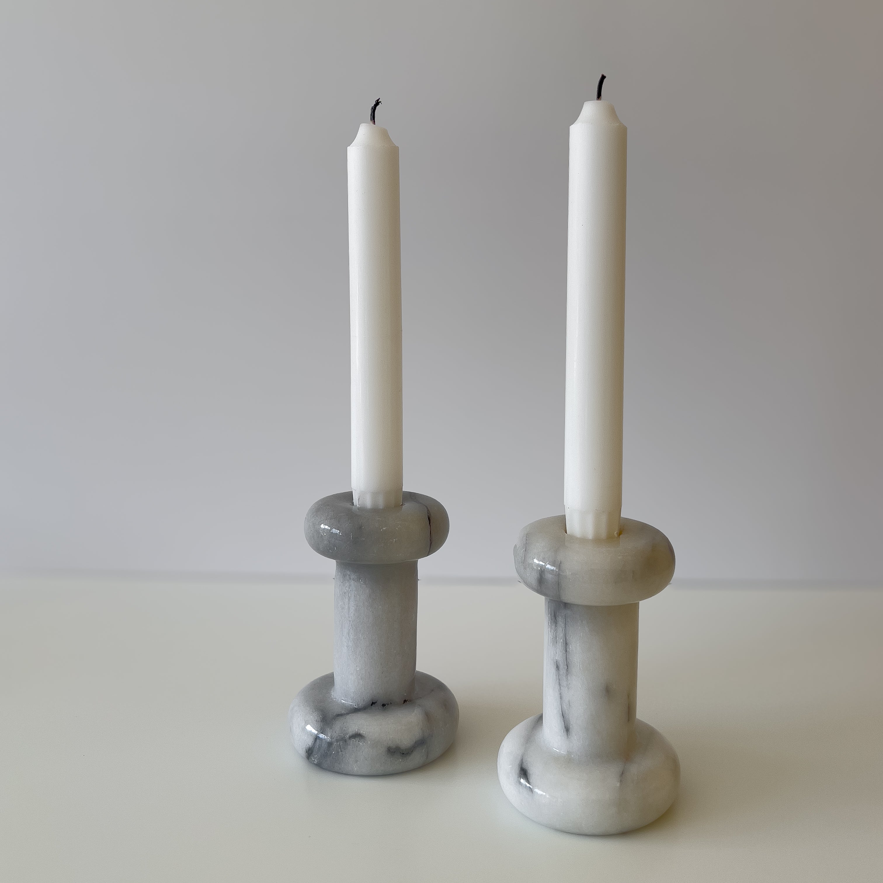 set van 2 vintage marmeren kandelaars – grijs/wit Noii HOME