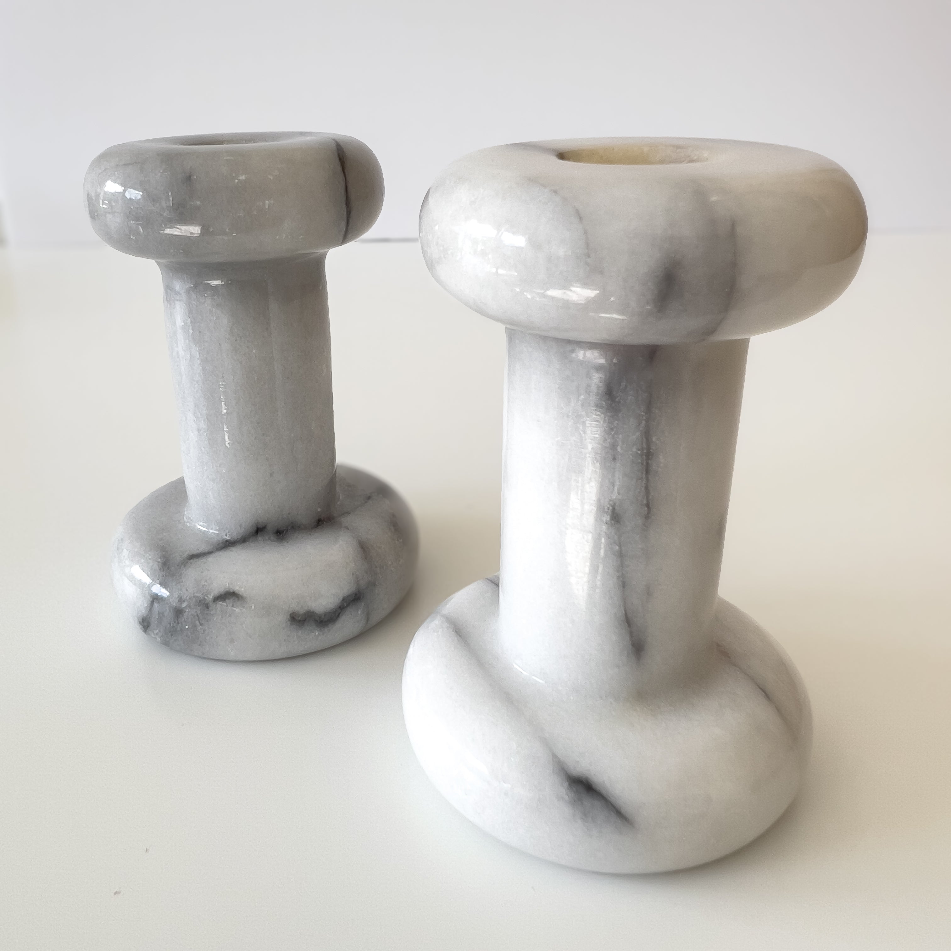 set van 2 vintage marmeren kandelaars – grijs/wit Noii HOME