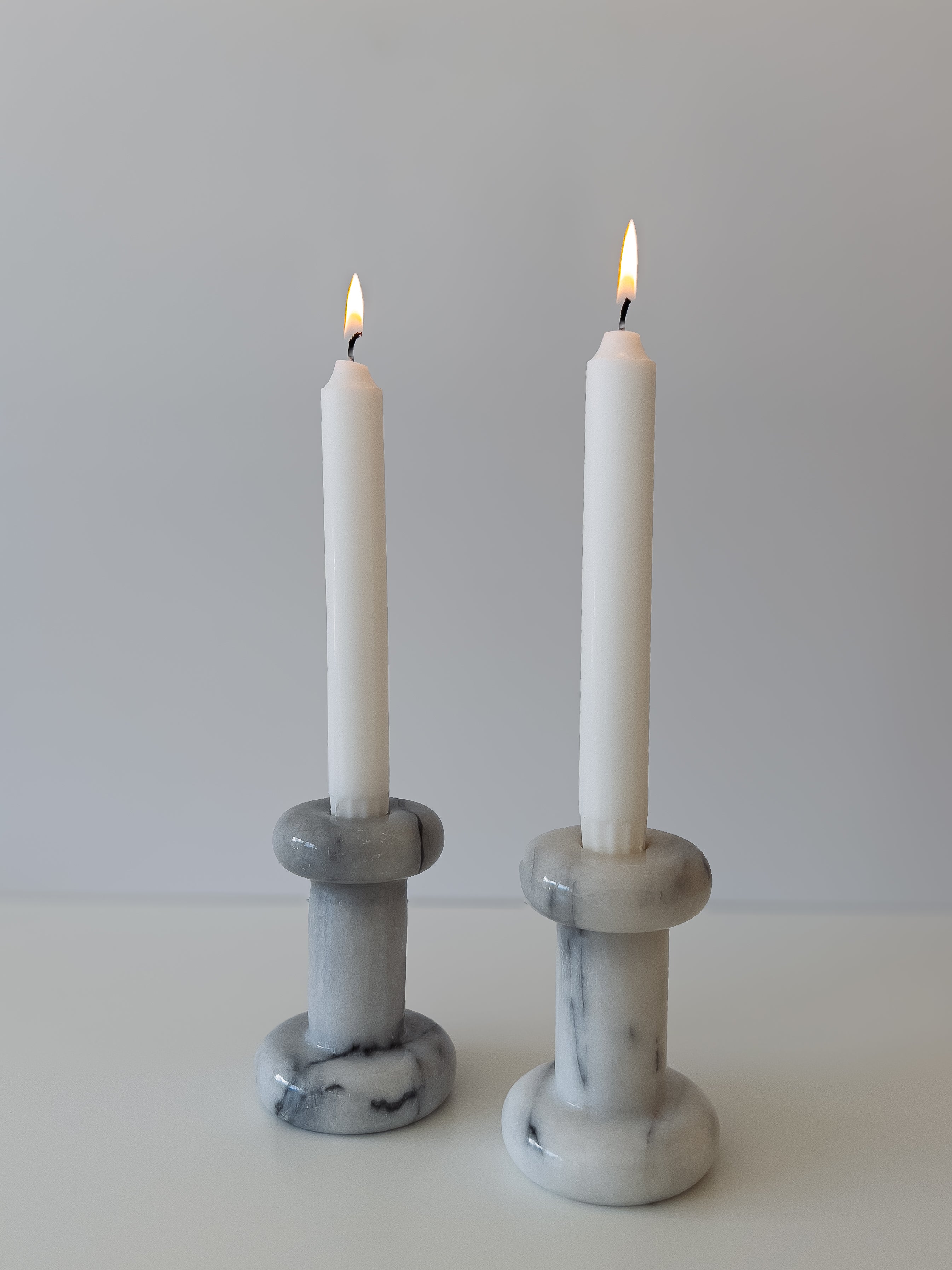 set van 2 vintage marmeren kandelaars – grijs/wit Noii HOME