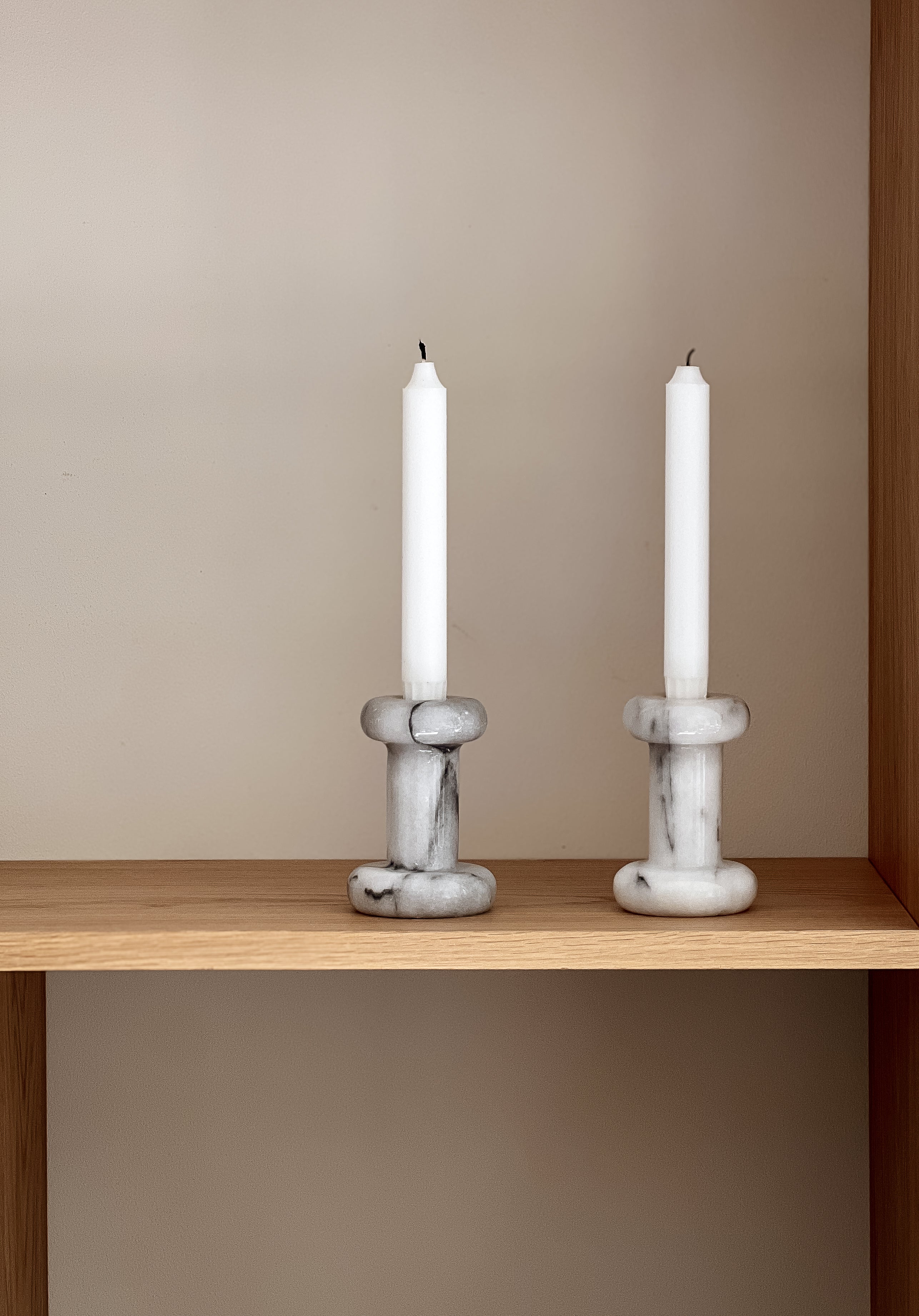 set van 2 vintage marmeren kandelaars – grijs/wit Noii HOME