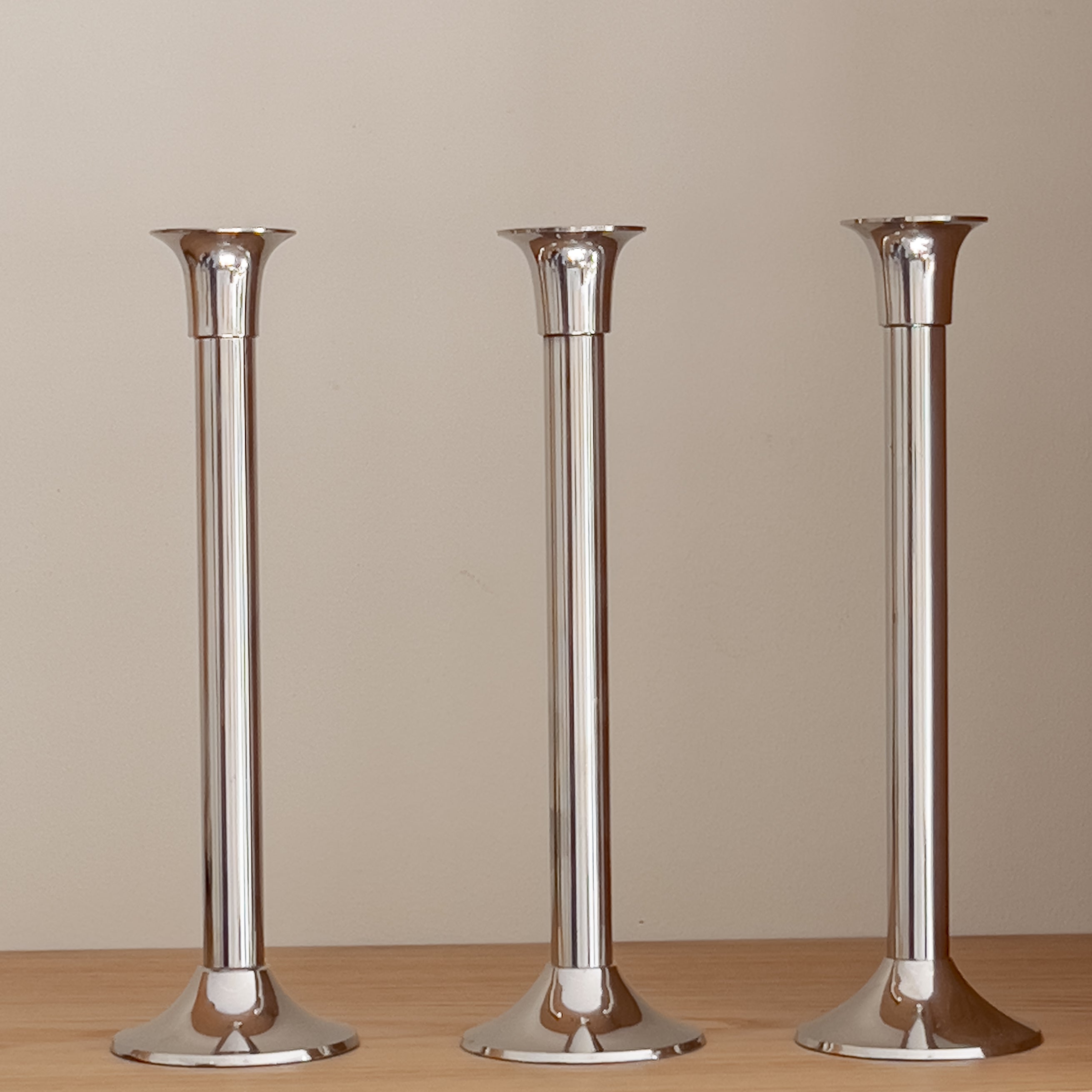 set van 3 pre-loved metalen kandelaars – chroomkleurig (zilver) – 25 cm Noii HOME