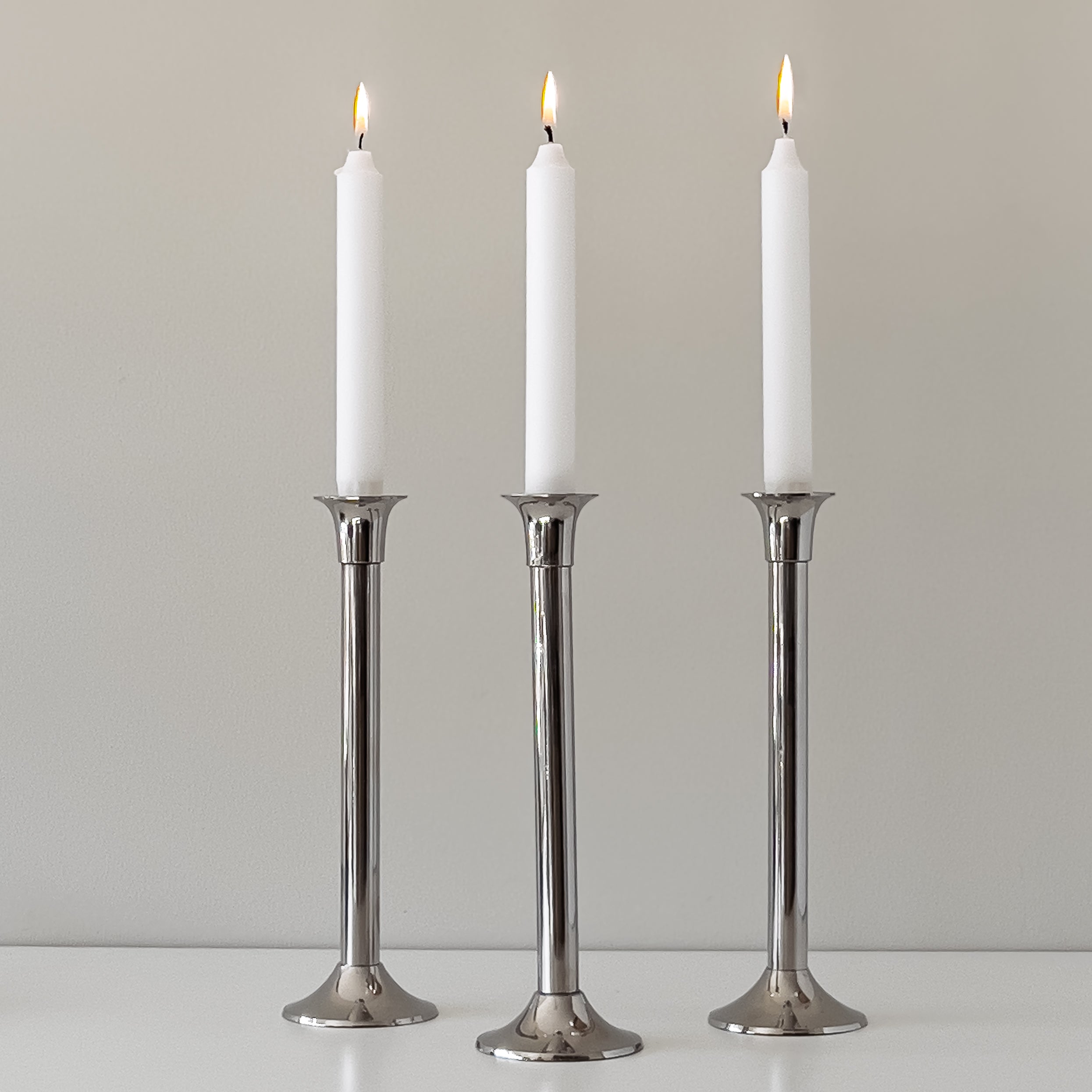set van 3 pre-loved metalen kandelaars – chroomkleurig (zilver) – 25 cm Noii HOME