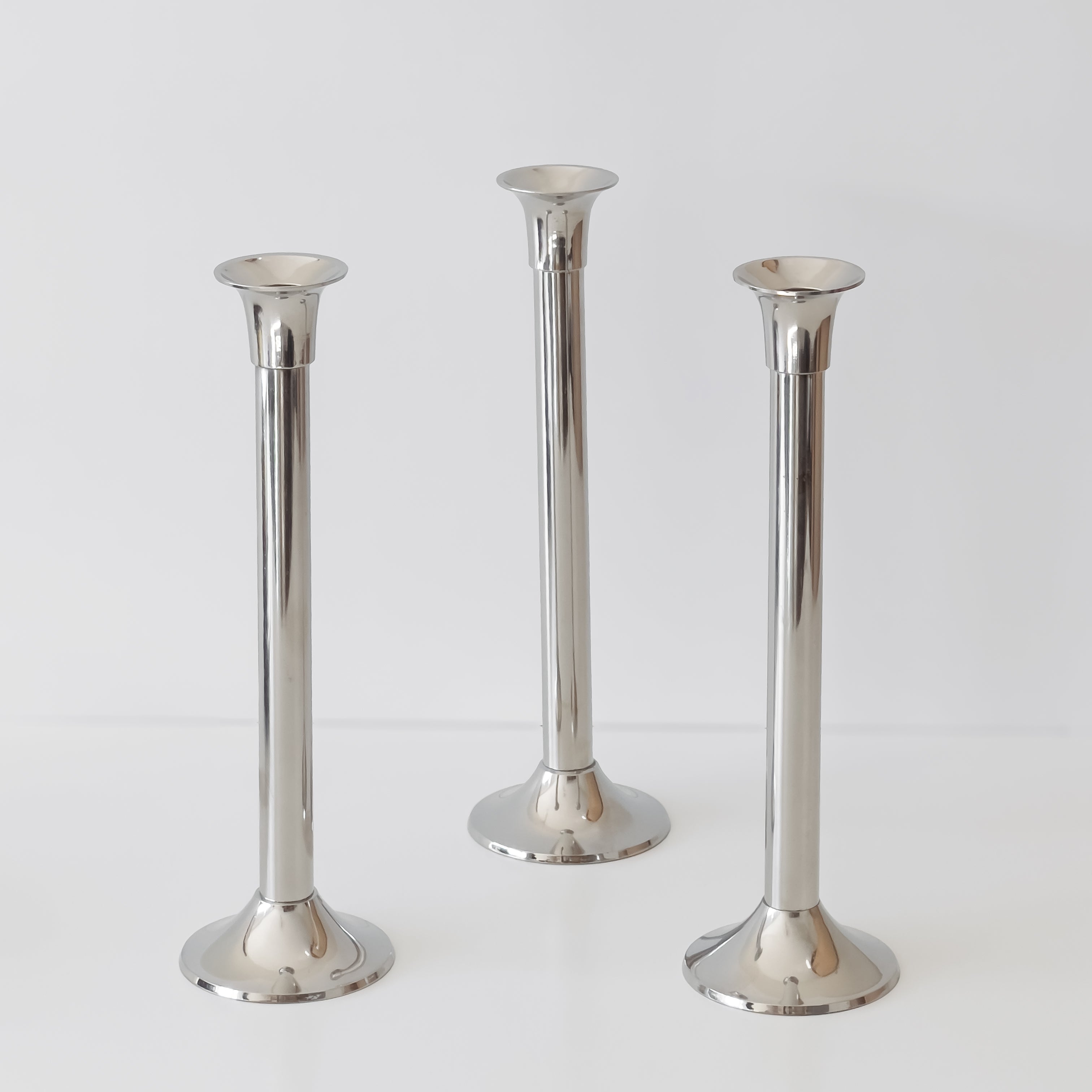 set van 3 pre-loved metalen kandelaars – chroomkleurig (zilver) – 25 cm Noii HOME