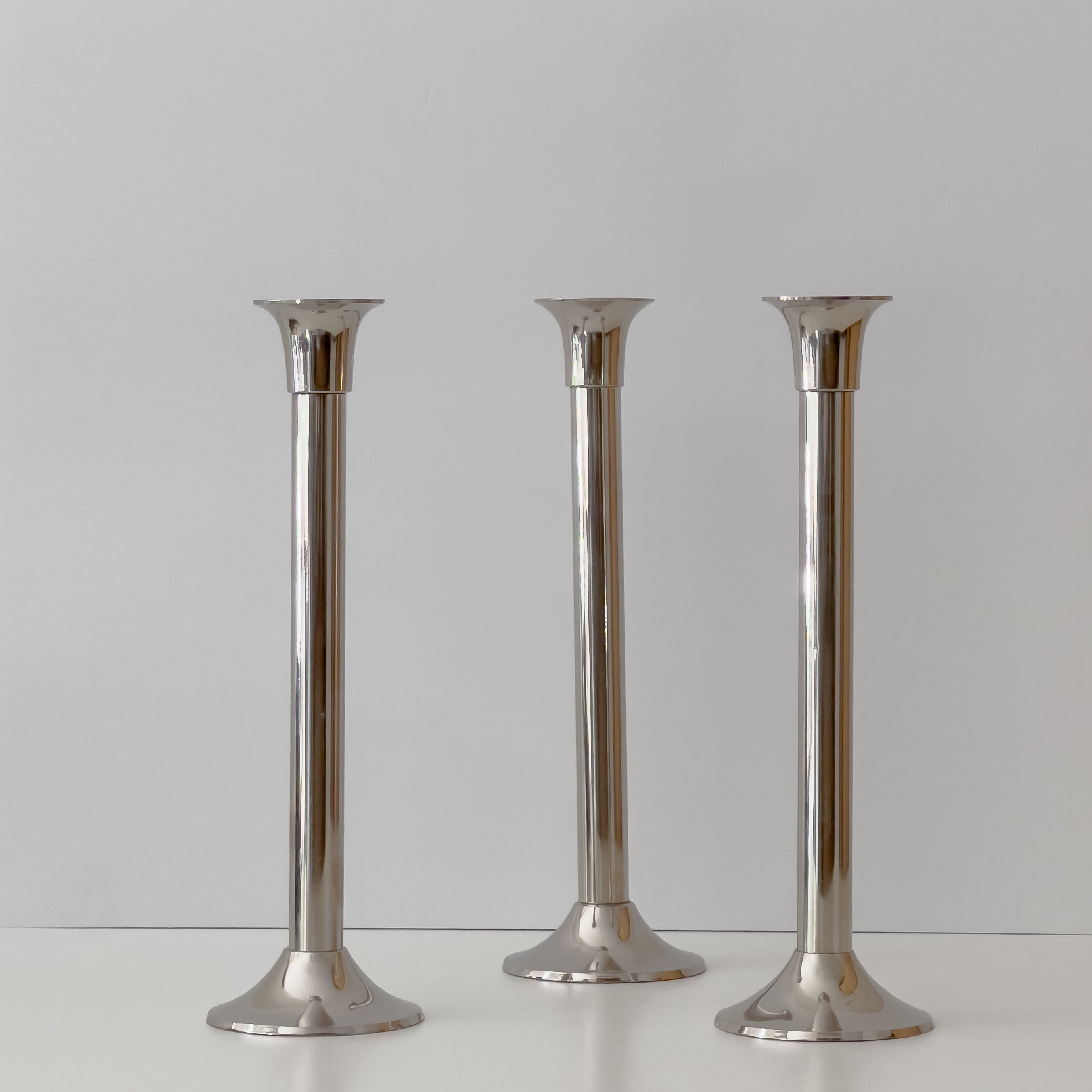 set van 3 pre-loved metalen kandelaars – chroomkleurig (zilver) – 25 cm Noii HOME