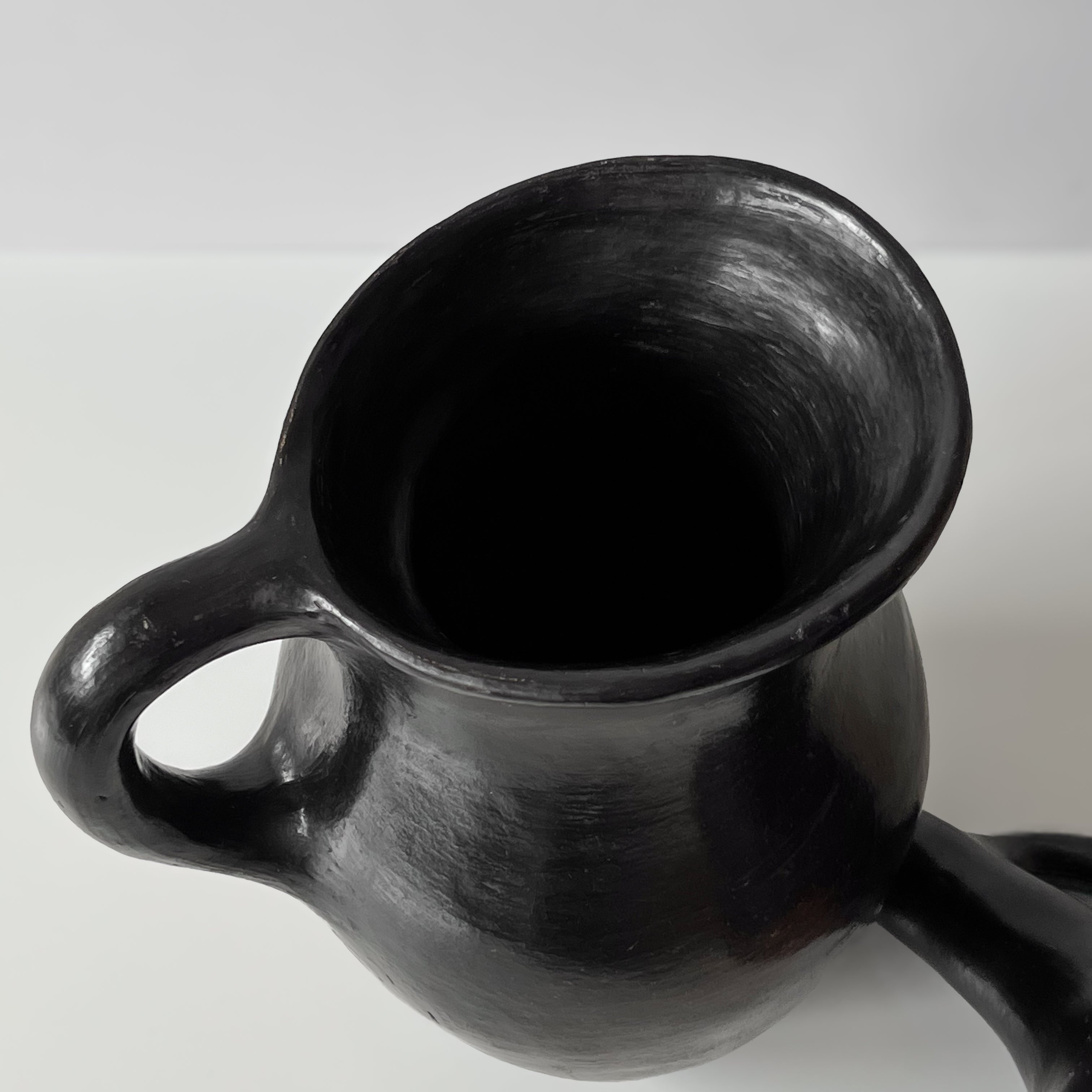 set van twee zwarte aardewerken vazen met handvat – pre-loved Noii HOME