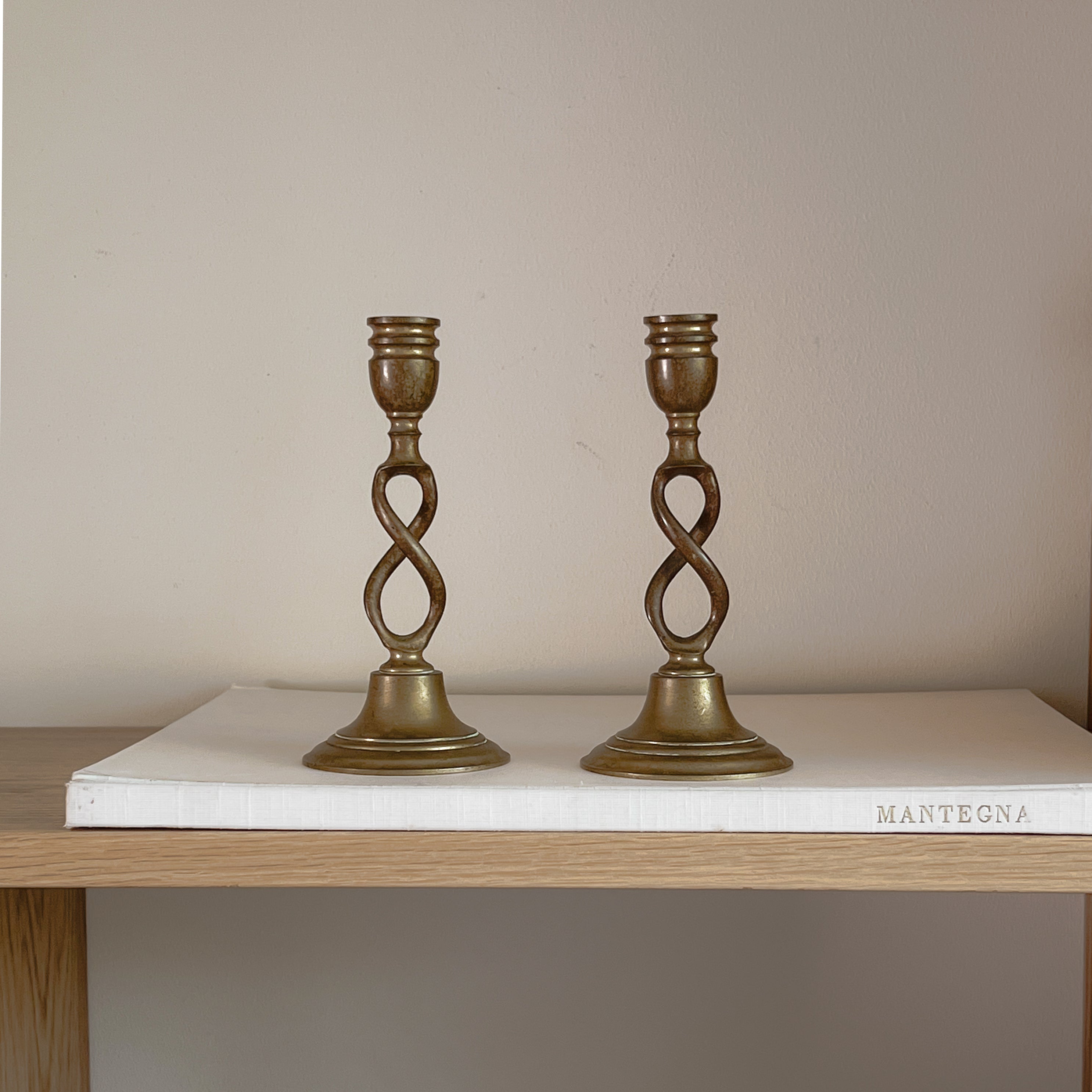 set vintage messing kandelaars met open gedraaide vorm Noii HOME