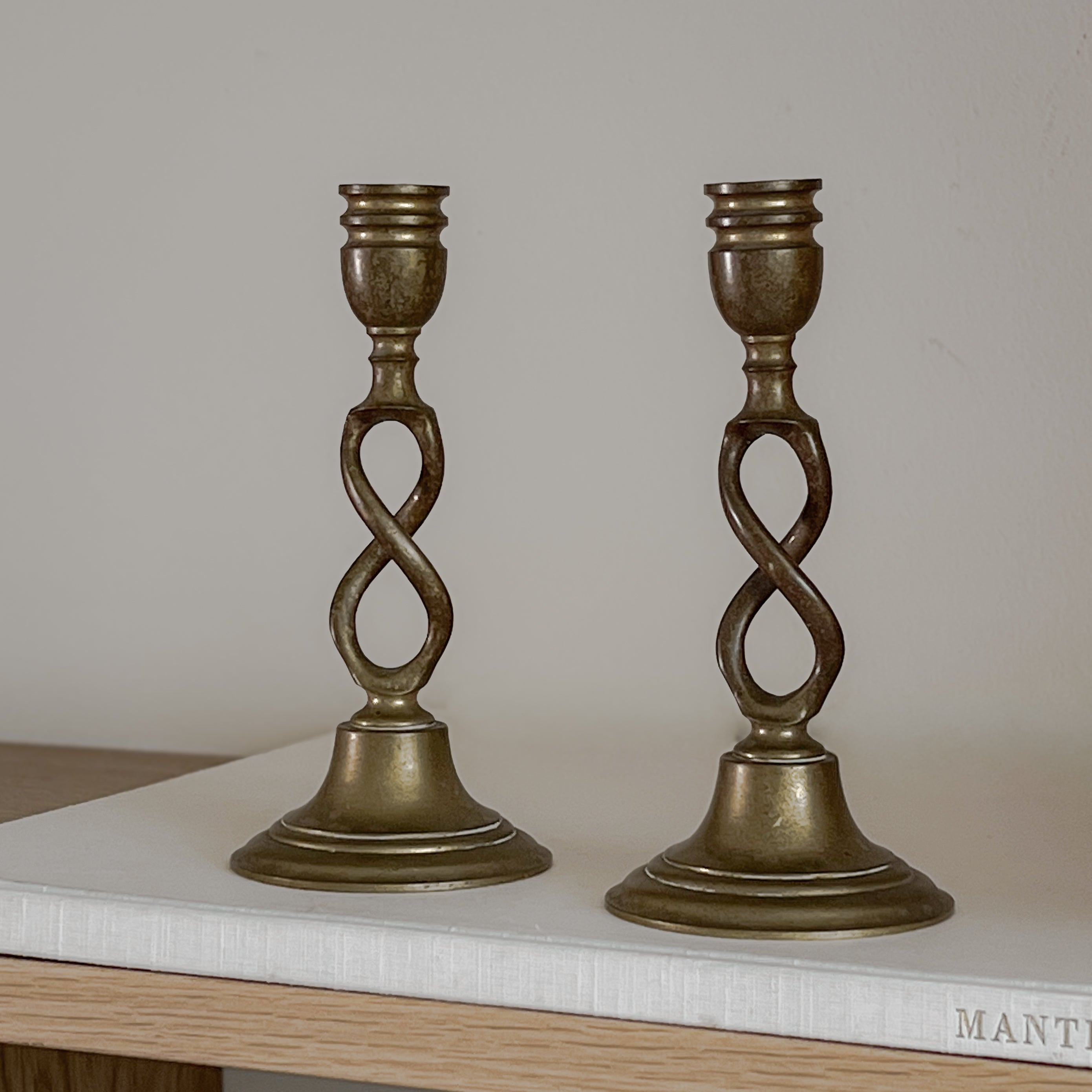 set vintage messing kandelaars met open gedraaide vorm Noii HOME