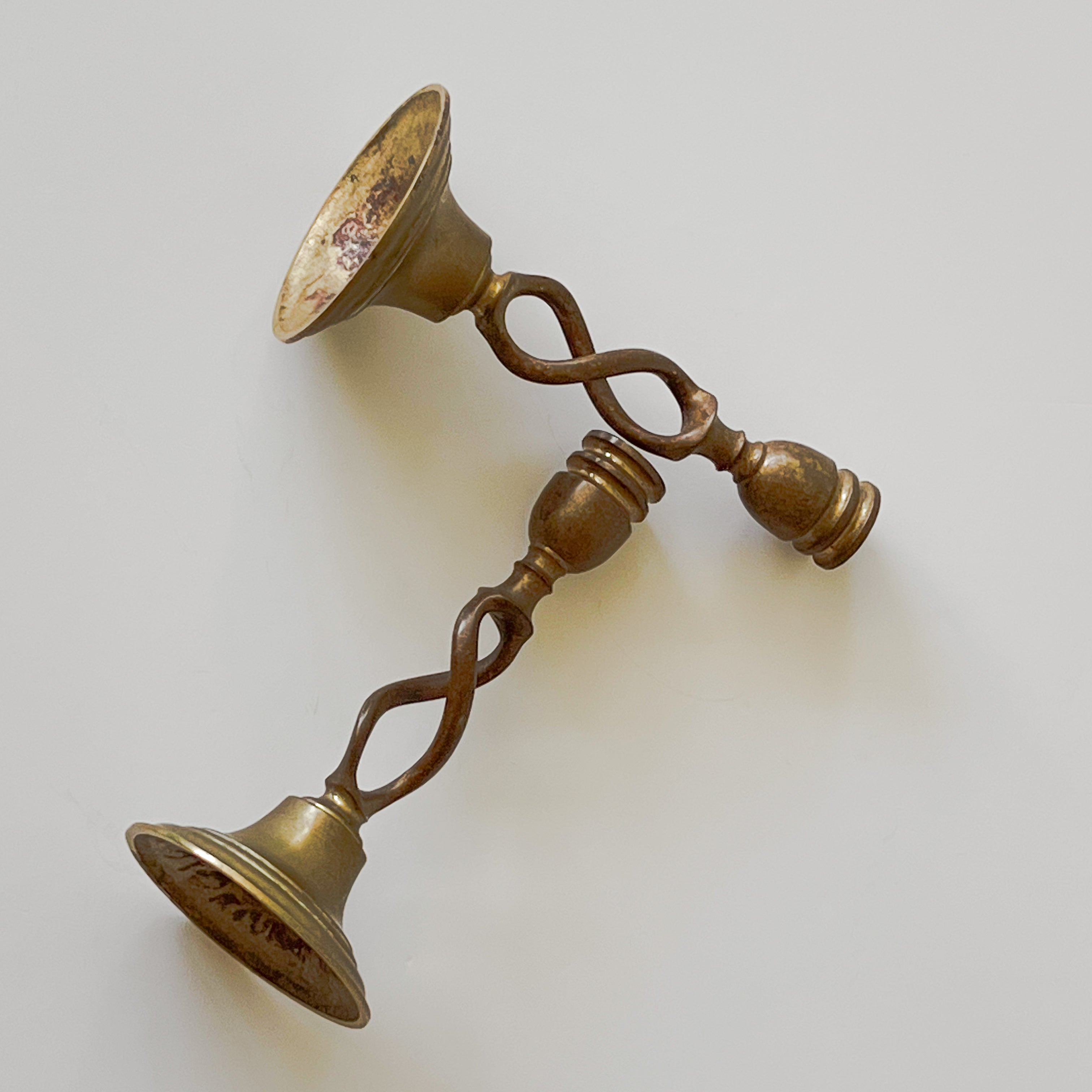 set vintage messing kandelaars met open gedraaide vorm Noii HOME