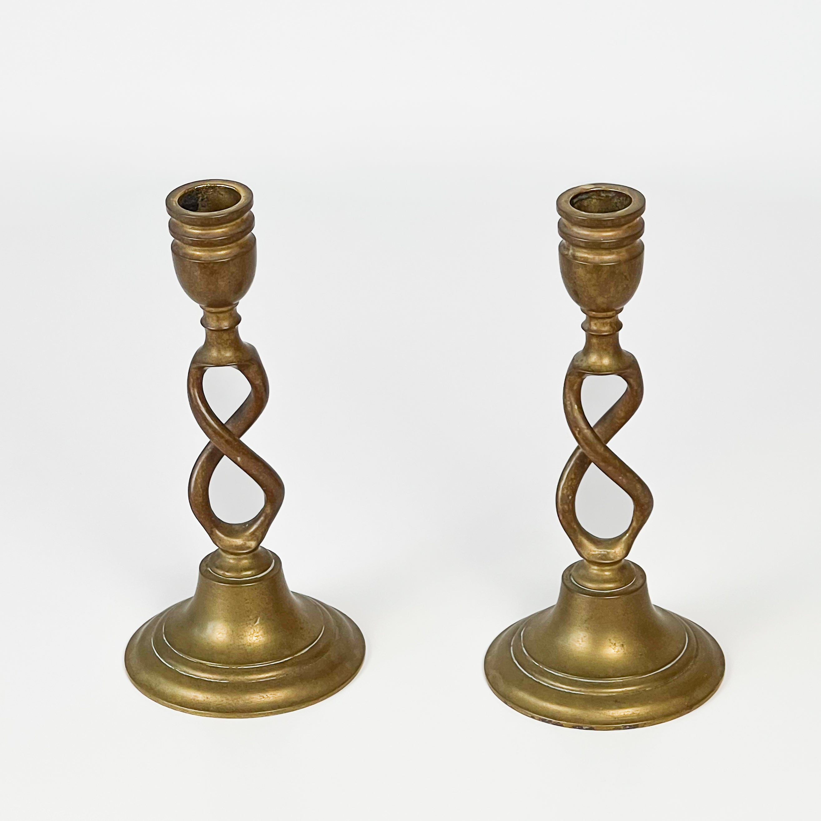 set vintage messing kandelaars met open gedraaide vorm Noii HOME
