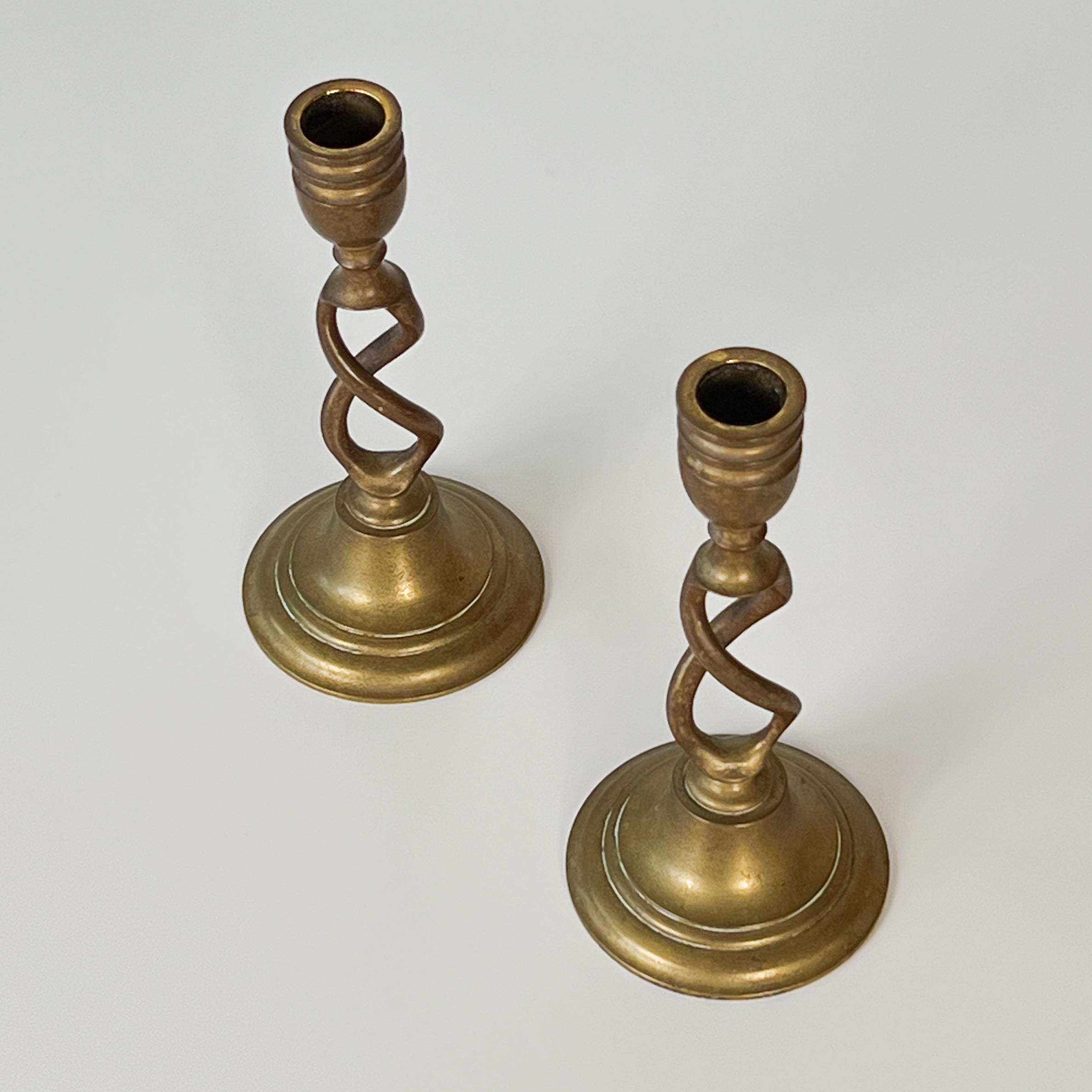 set vintage messing kandelaars met open gedraaide vorm Noii HOME
