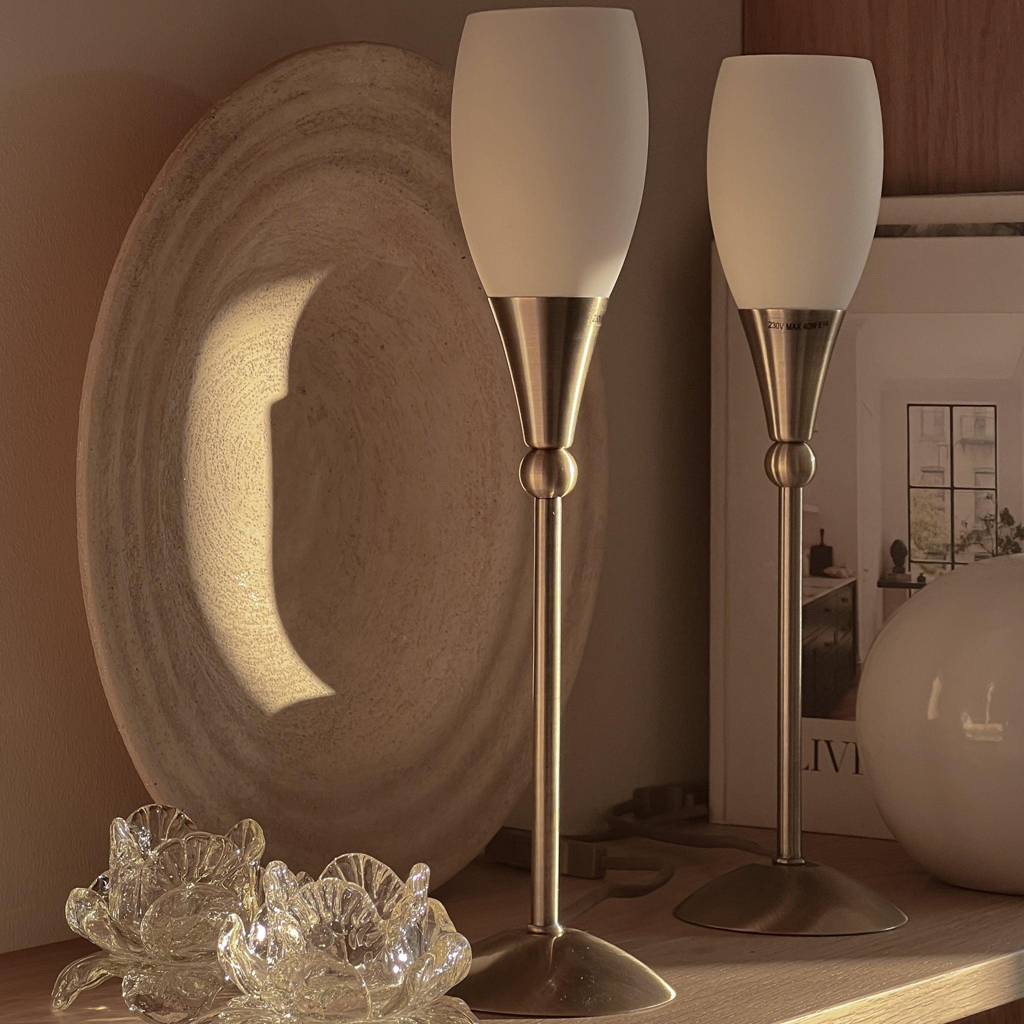 set vintage tafellampen - kelkvorm - messing voet - wit glazen kap - merk massive Noii HOME