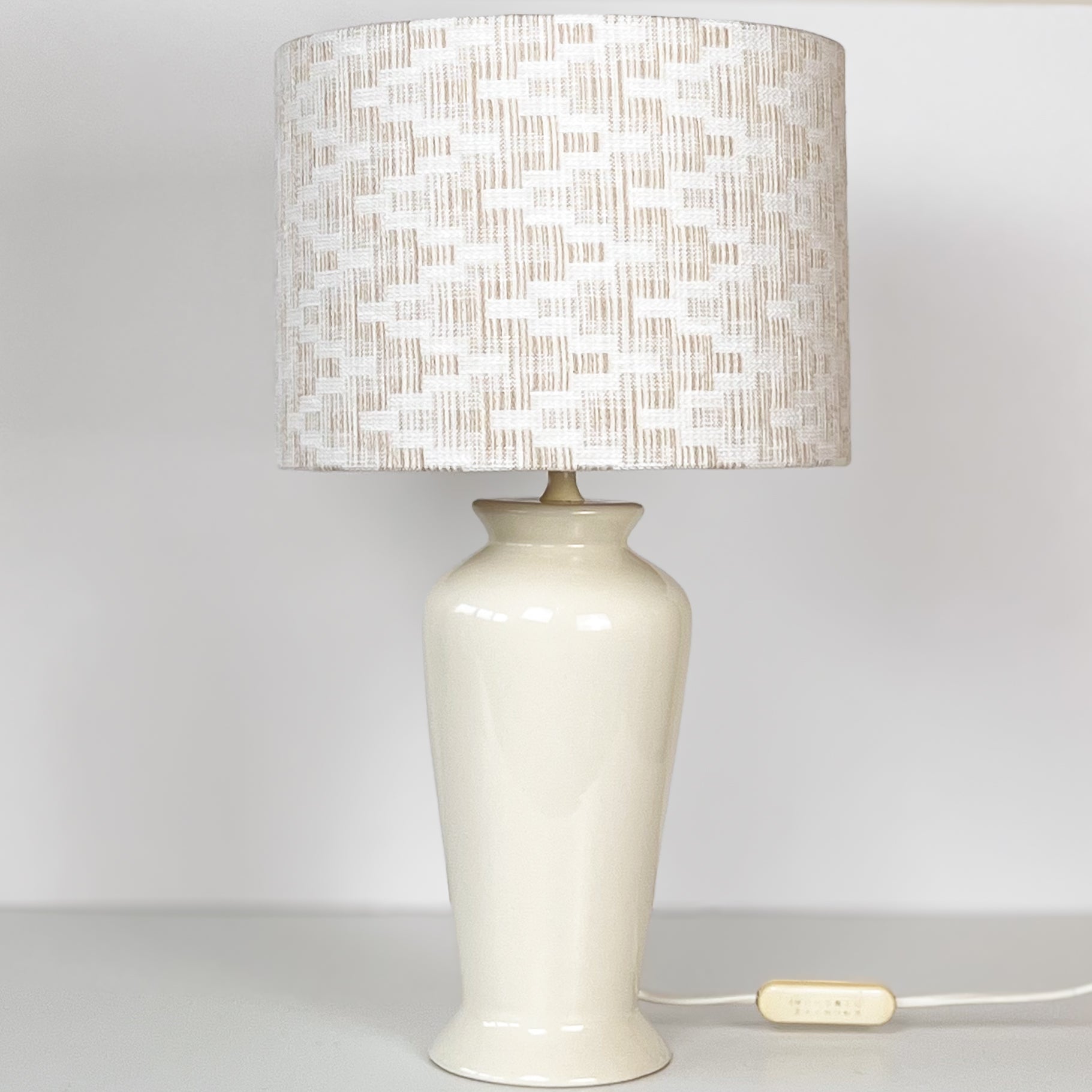 tafellamp keramiek met warm witte kap – crème – pre-loved voet Noii HOME