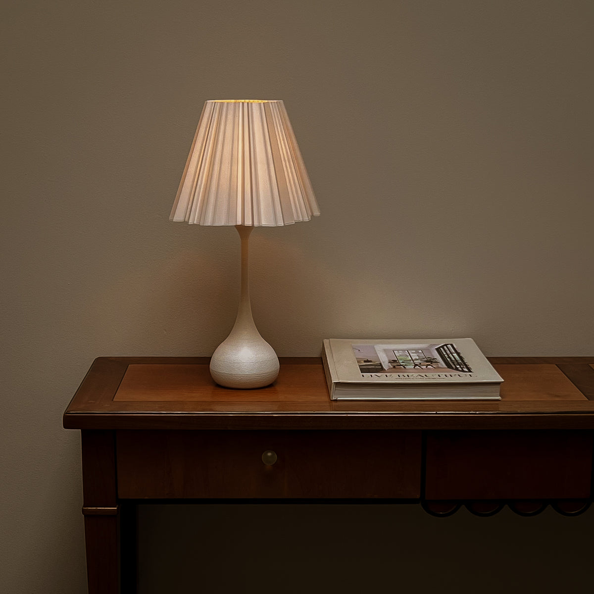 Tafellamp Made by Loef met plissé kap – wit Noii HOME