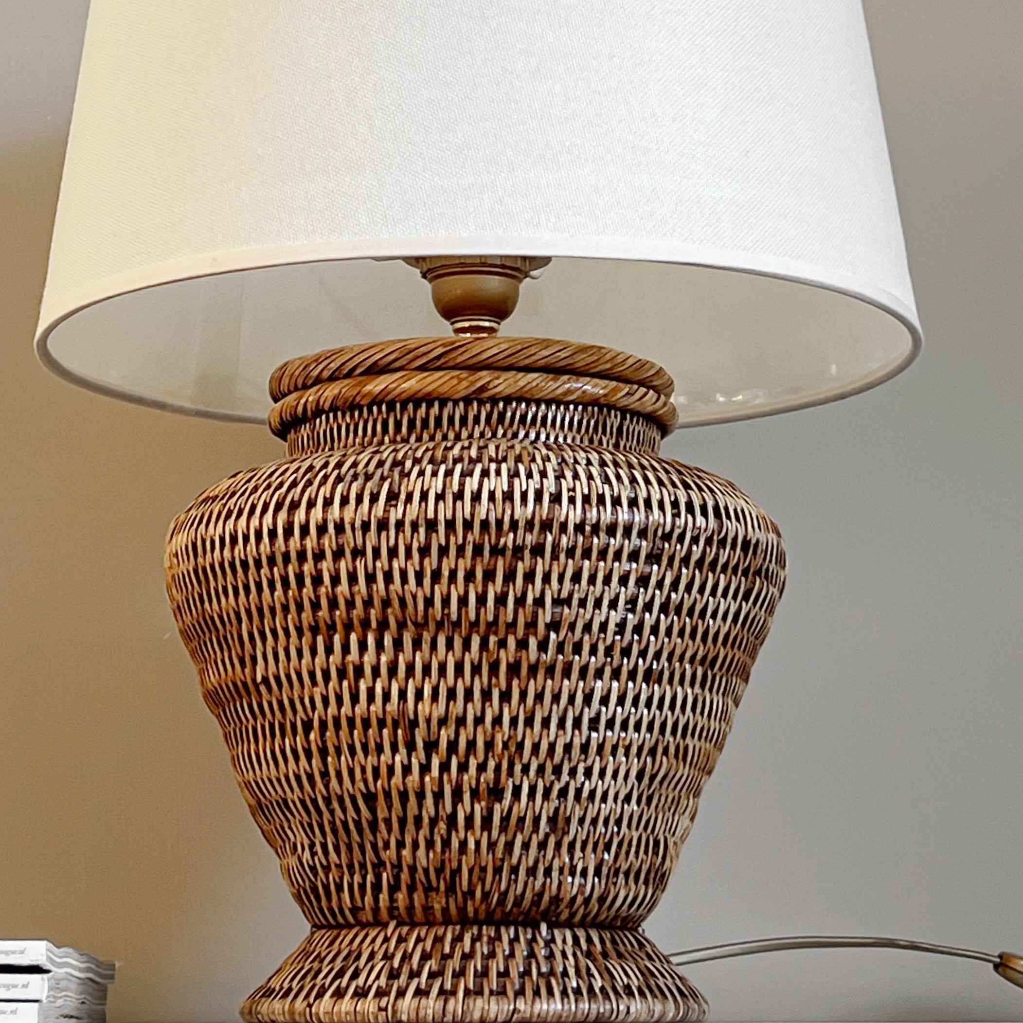 tafellamp van rattan met warm witte kap – naturel – pre-loved voet Noii HOME