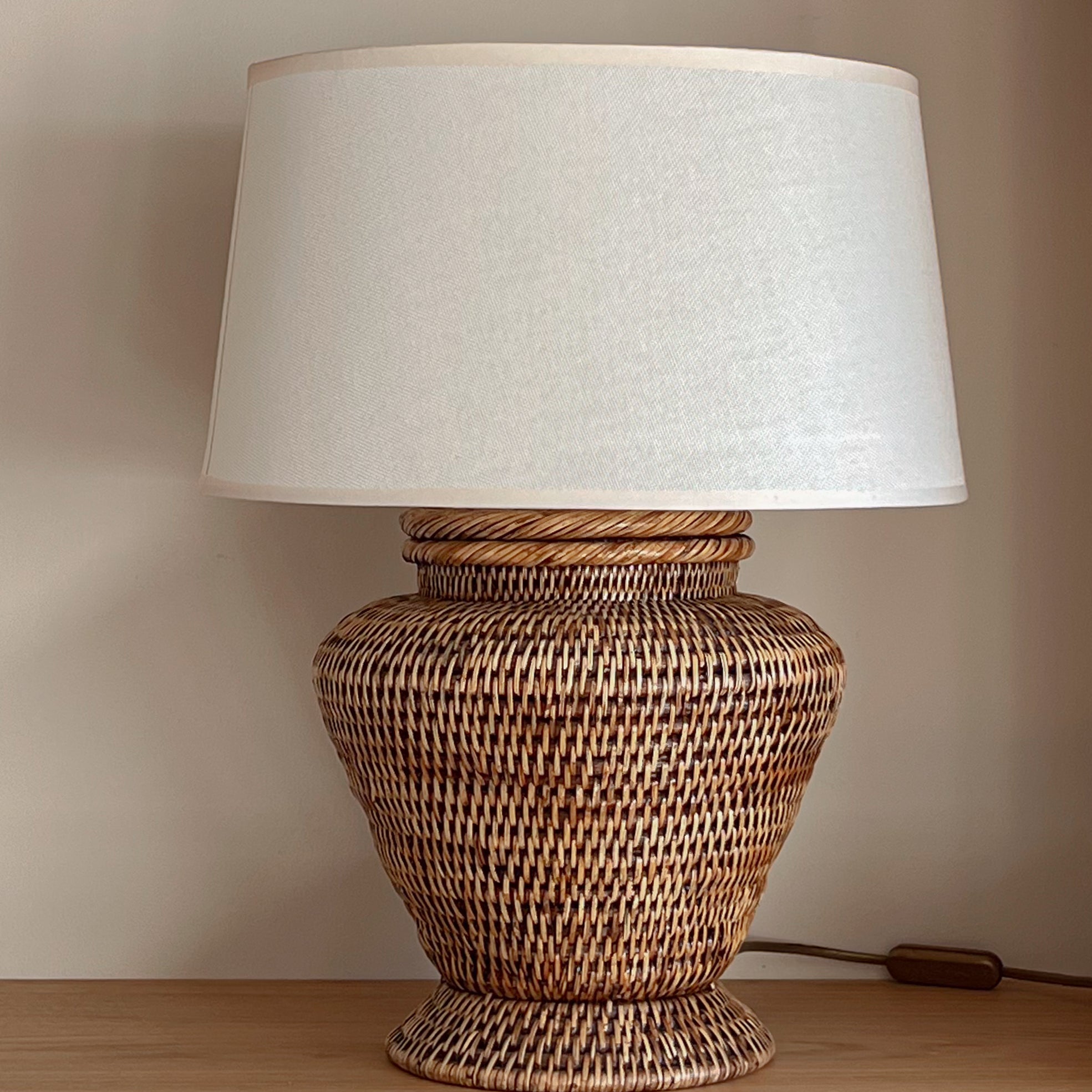 tafellamp van rattan met warm witte kap – naturel – pre-loved voet Noii HOME