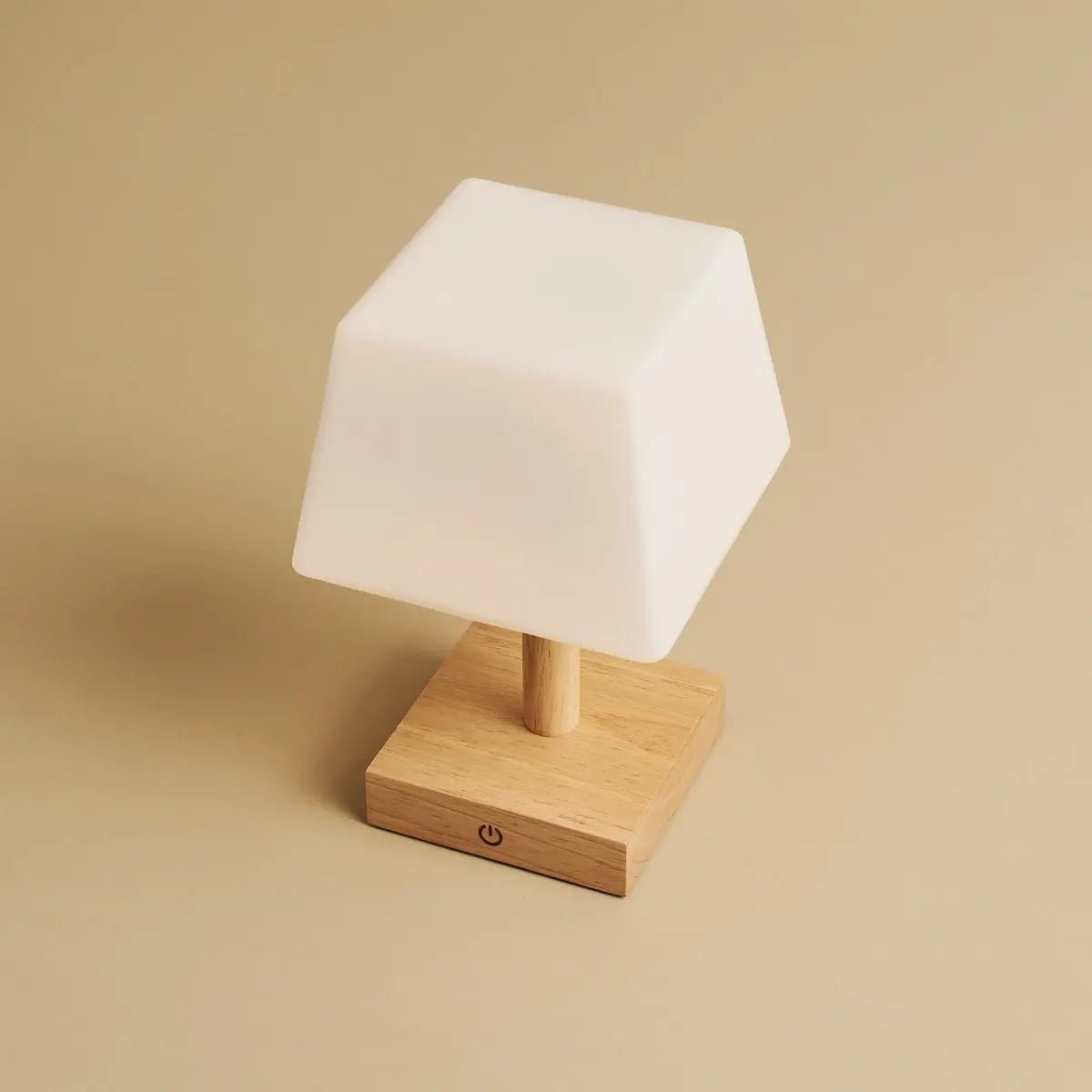 Tommy lichtbruine houten tafellamp met glas - oplaadbare, dimbare lamp, draadloze verlichting Tavellio - Amsterdam