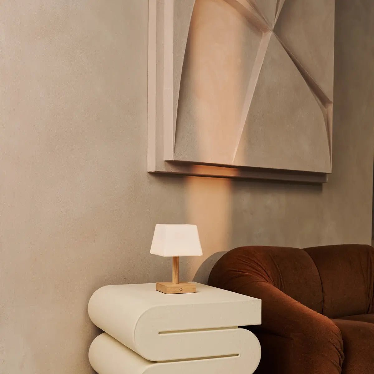 Tommy lichtbruine houten tafellamp met glas - oplaadbare, dimbare lamp, draadloze verlichting Tavellio - Amsterdam