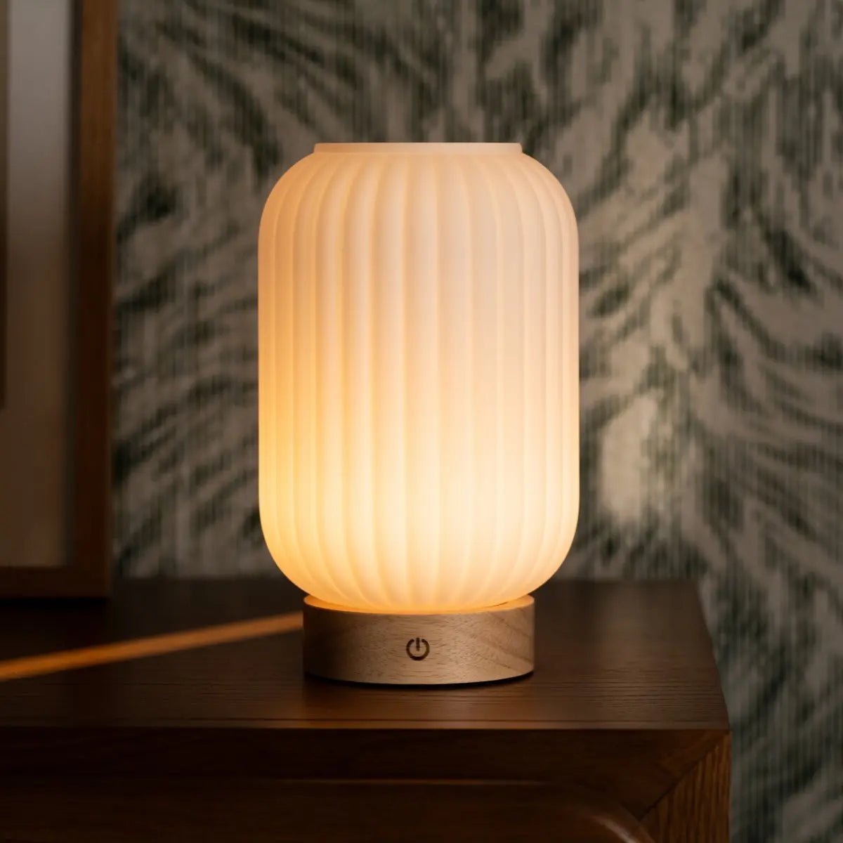 Unieke oplaadbare lamp Lilly – matglas en houten voet, dimbaar, 3 lichtmodi Tavellio - Amsterdam