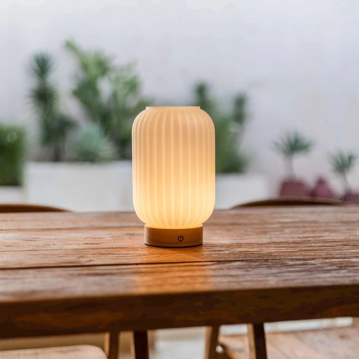 Unieke oplaadbare lamp Lilly – matglas en houten voet, dimbaar, 3 lichtmodi Tavellio - Amsterdam