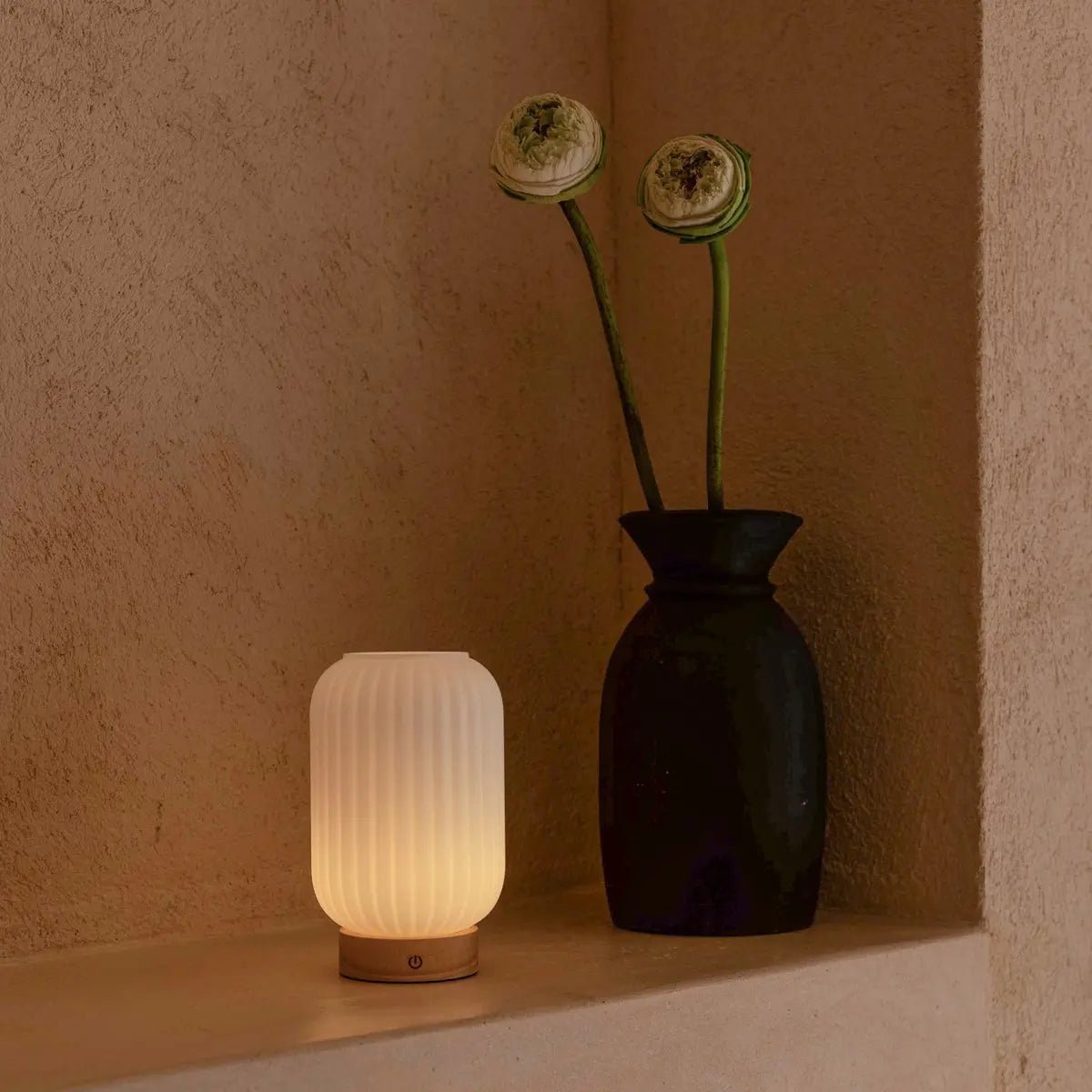 Unieke oplaadbare lamp Lilly – matglas en houten voet, dimbaar, 3 lichtmodi Tavellio - Amsterdam