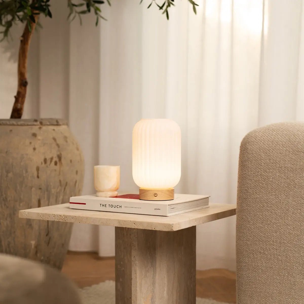 Unieke oplaadbare lamp Lilly – matglas en houten voet, dimbaar, 3 lichtmodi Tavellio - Amsterdam