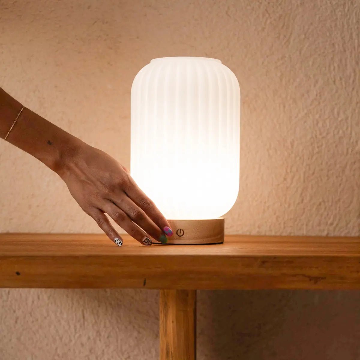 Unieke oplaadbare lamp Lilly – matglas en houten voet, dimbaar, 3 lichtmodi Tavellio - Amsterdam