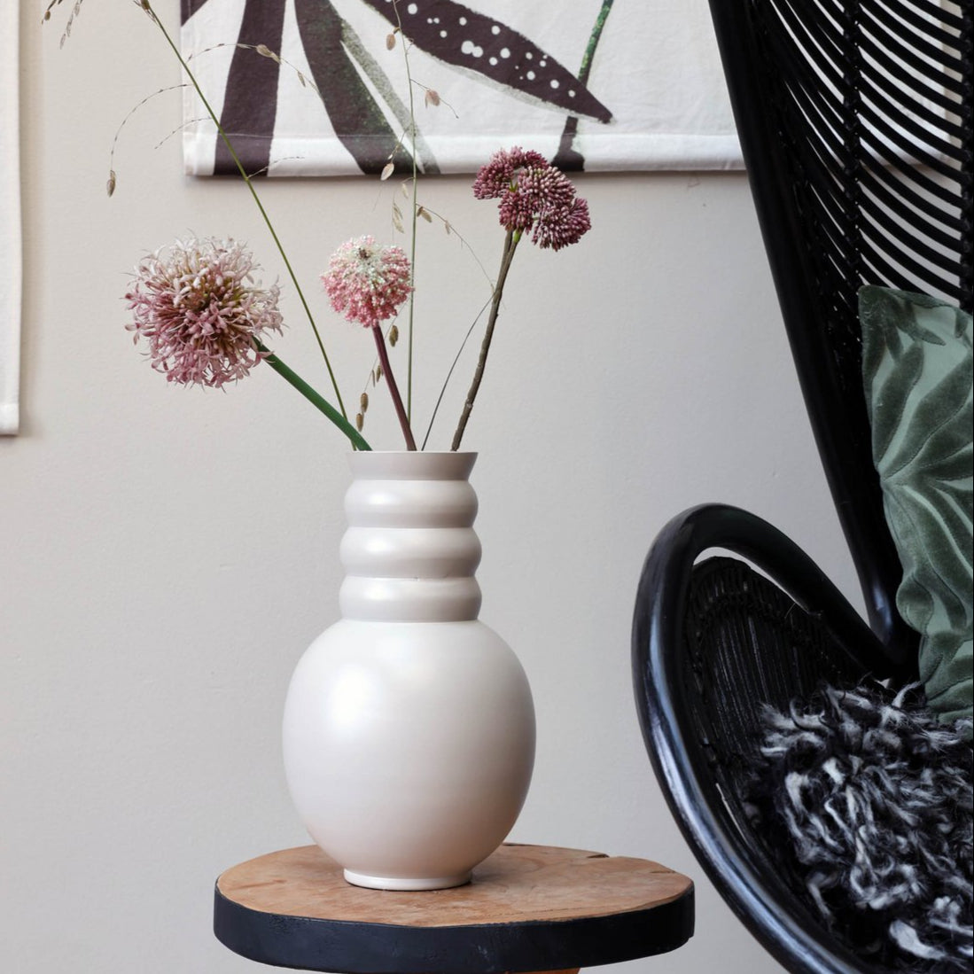 vaas – amarga – metalen vaas in beige-wit – vase the world Vase The World