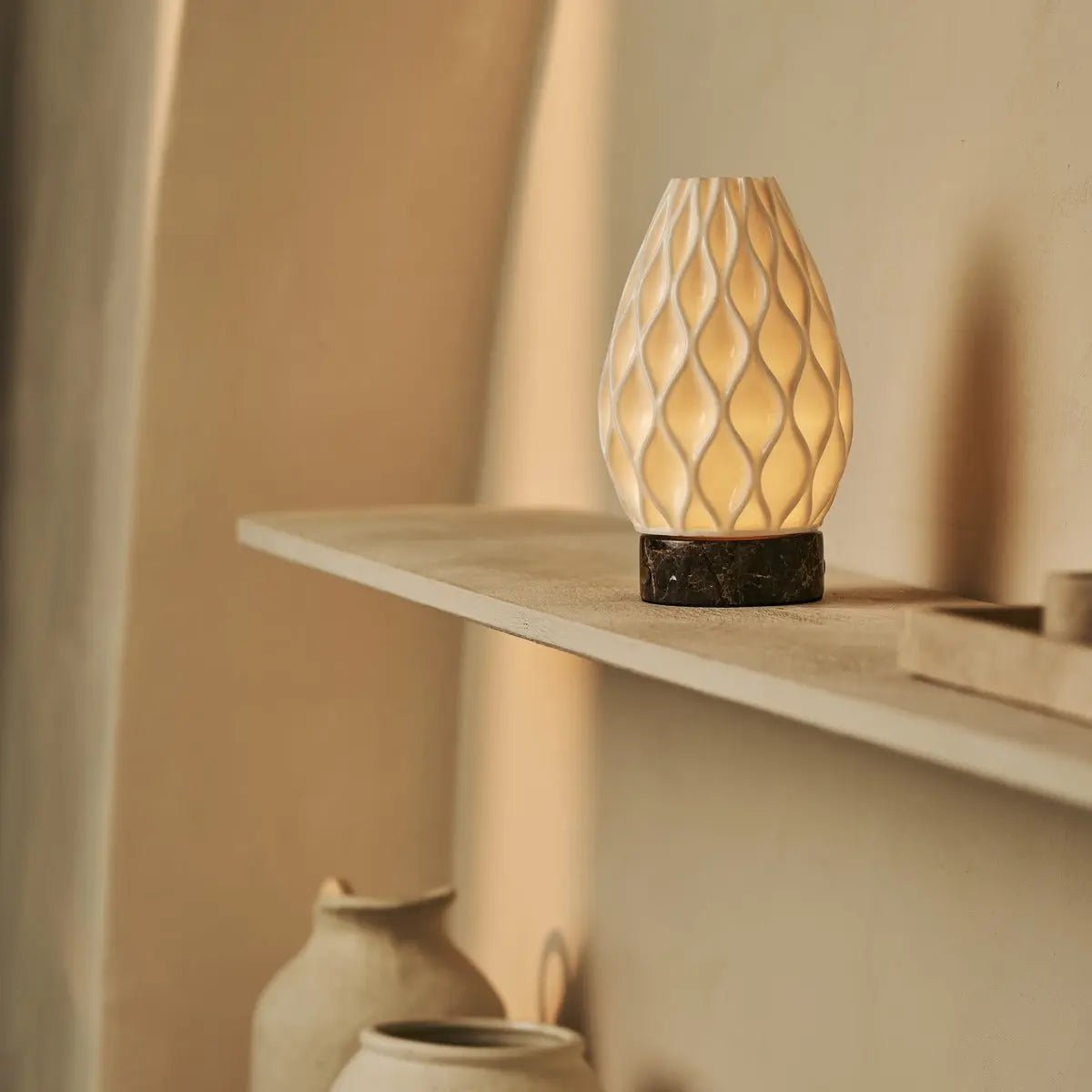 Vela Marble draadloze tafellamp van 3D-geprint porselein – oplaadbaar, dimbaar en tot 100 uur licht Tavellio - Amsterdam