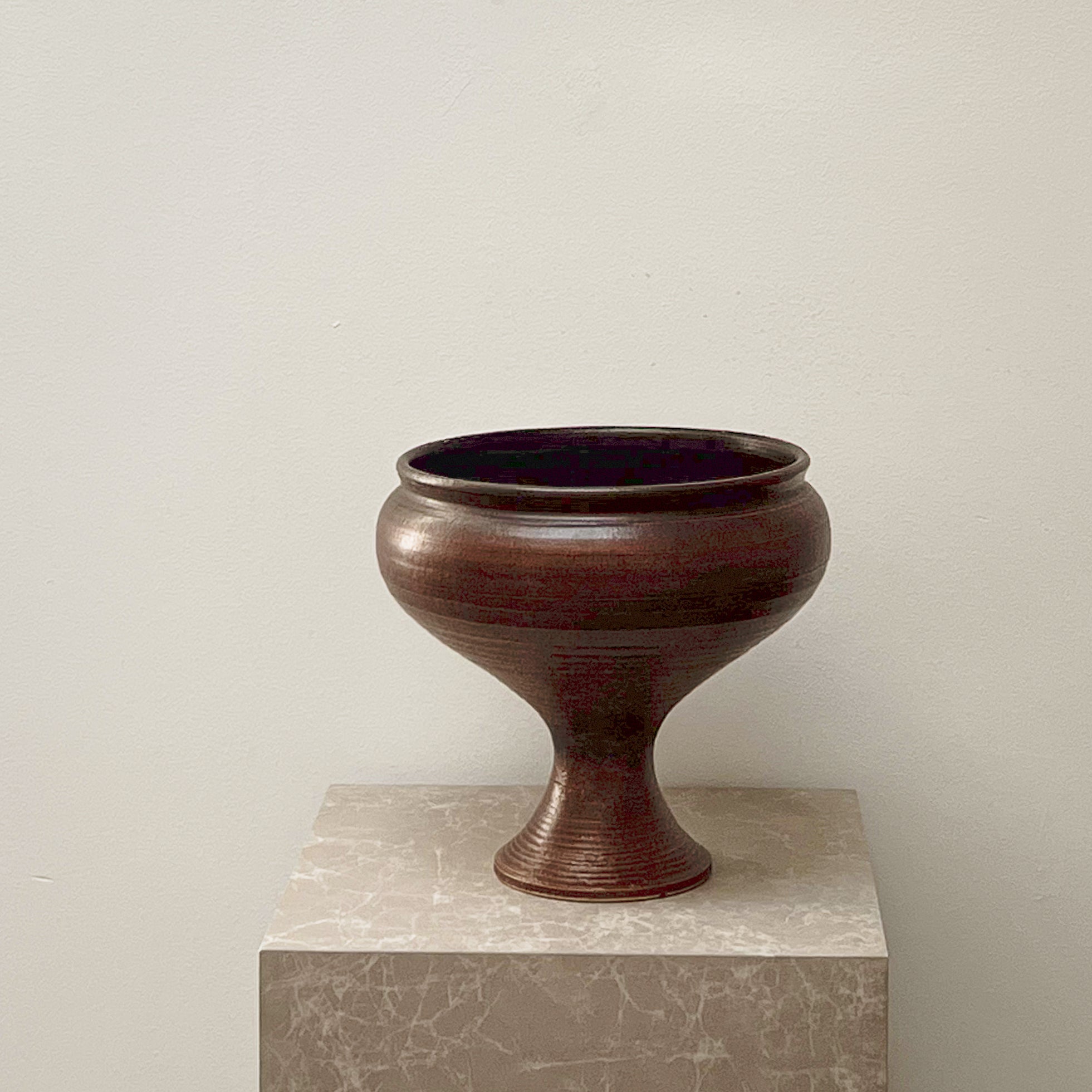 keramieken pot op voet – warm bruin glazuur – pre-loved