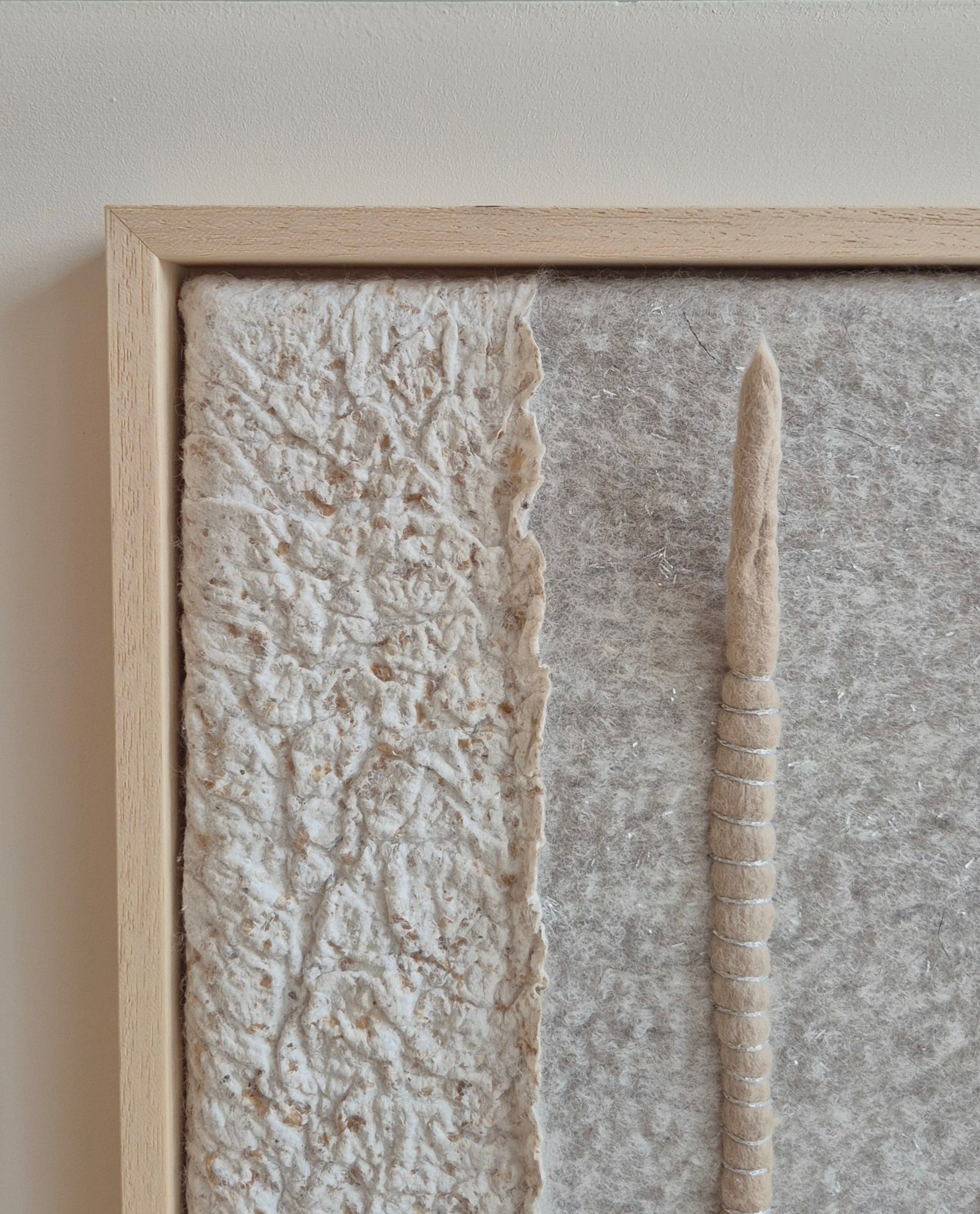 vilten wandkunst imperfectus VIII – vilt & vlow | 50 × 30 cm Noii HOME