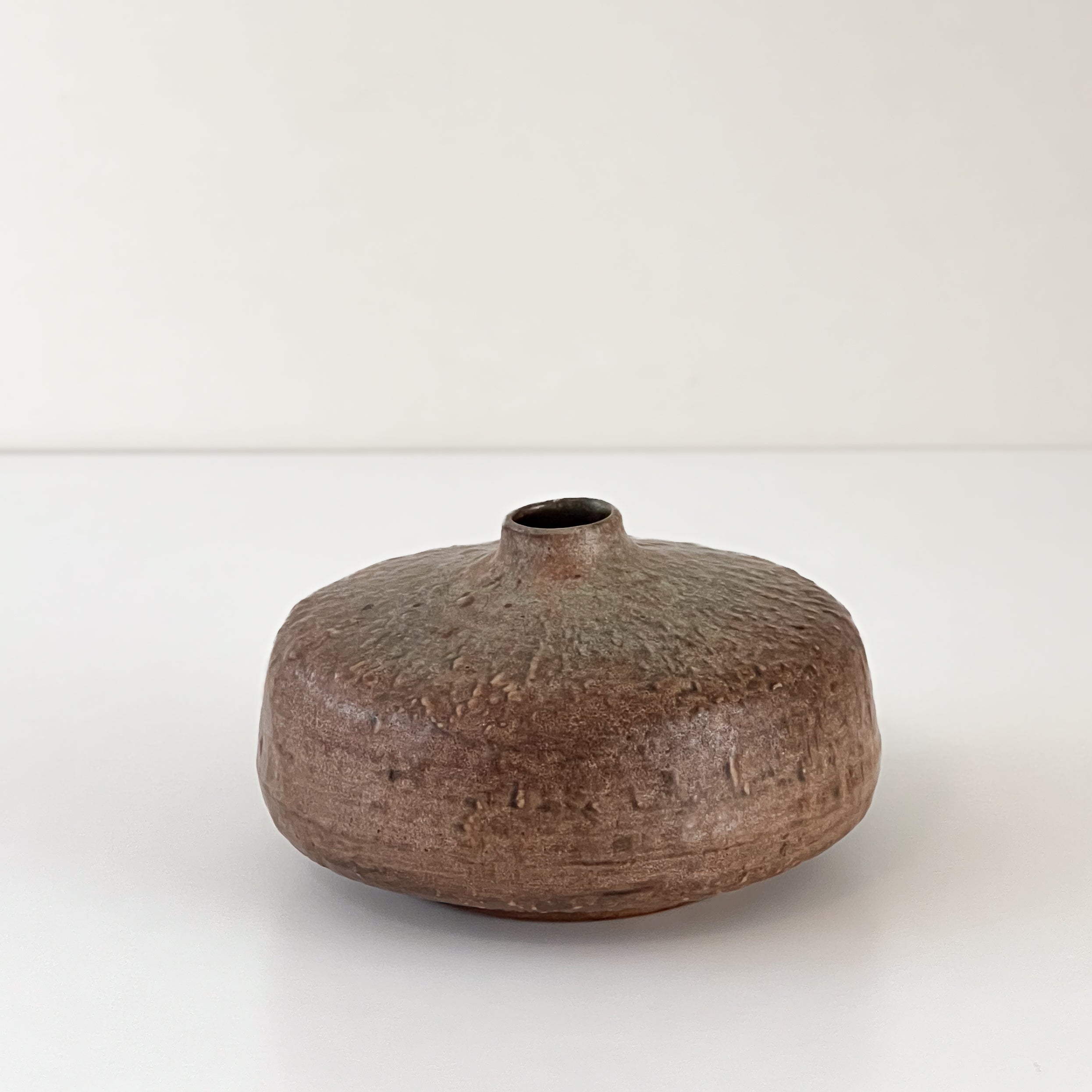 vintage decoratieve keramieken vaas – laag rond model - bruin- groentinten Noii HOME