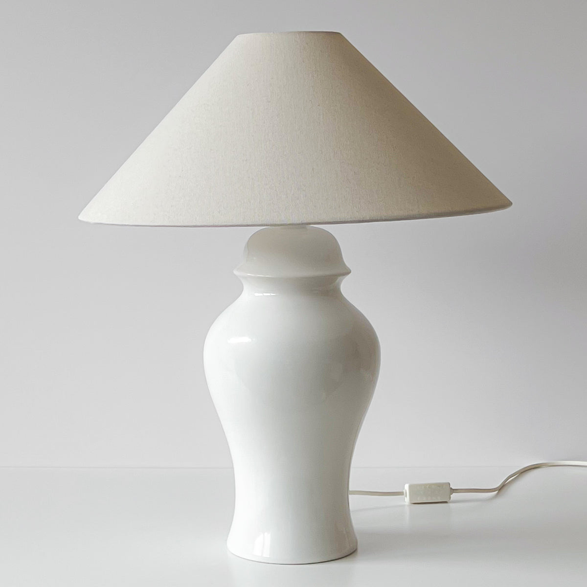 vintage Herda tafellamp – wit keramiek – beige kap Noii HOME