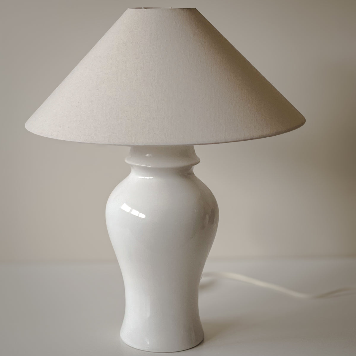 vintage Herda tafellamp – wit keramiek – beige kap Noii HOME