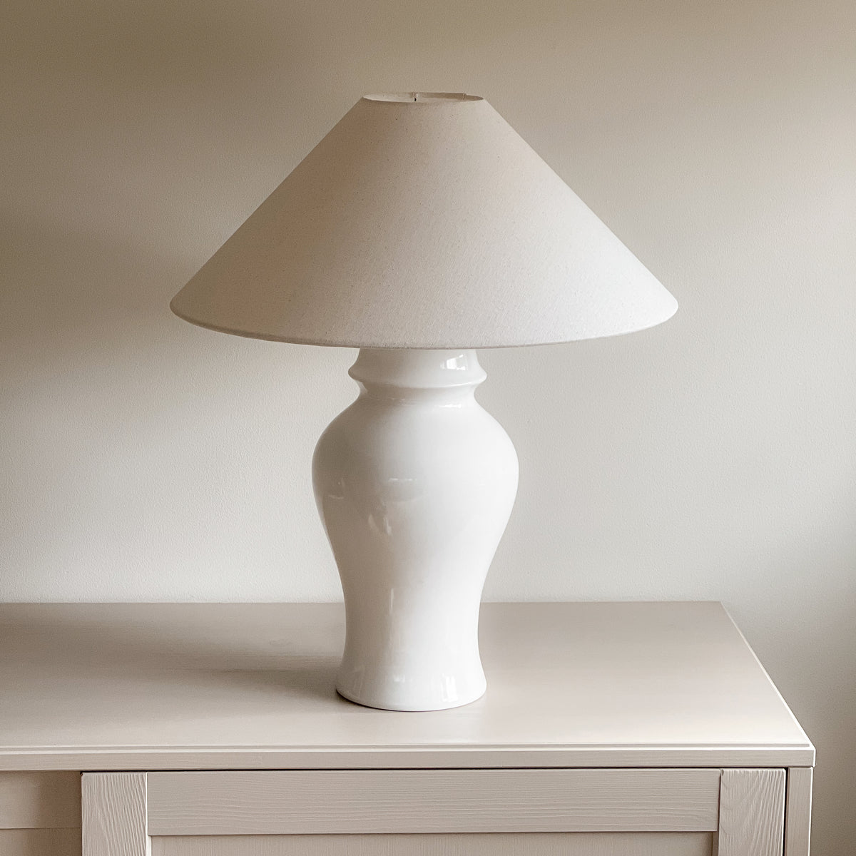 vintage Herda tafellamp – wit keramiek – beige kap Noii HOME