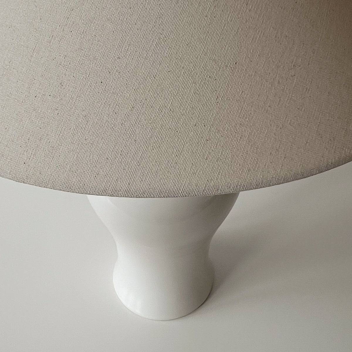 vintage Herda tafellamp – wit keramiek – beige kap Noii HOME