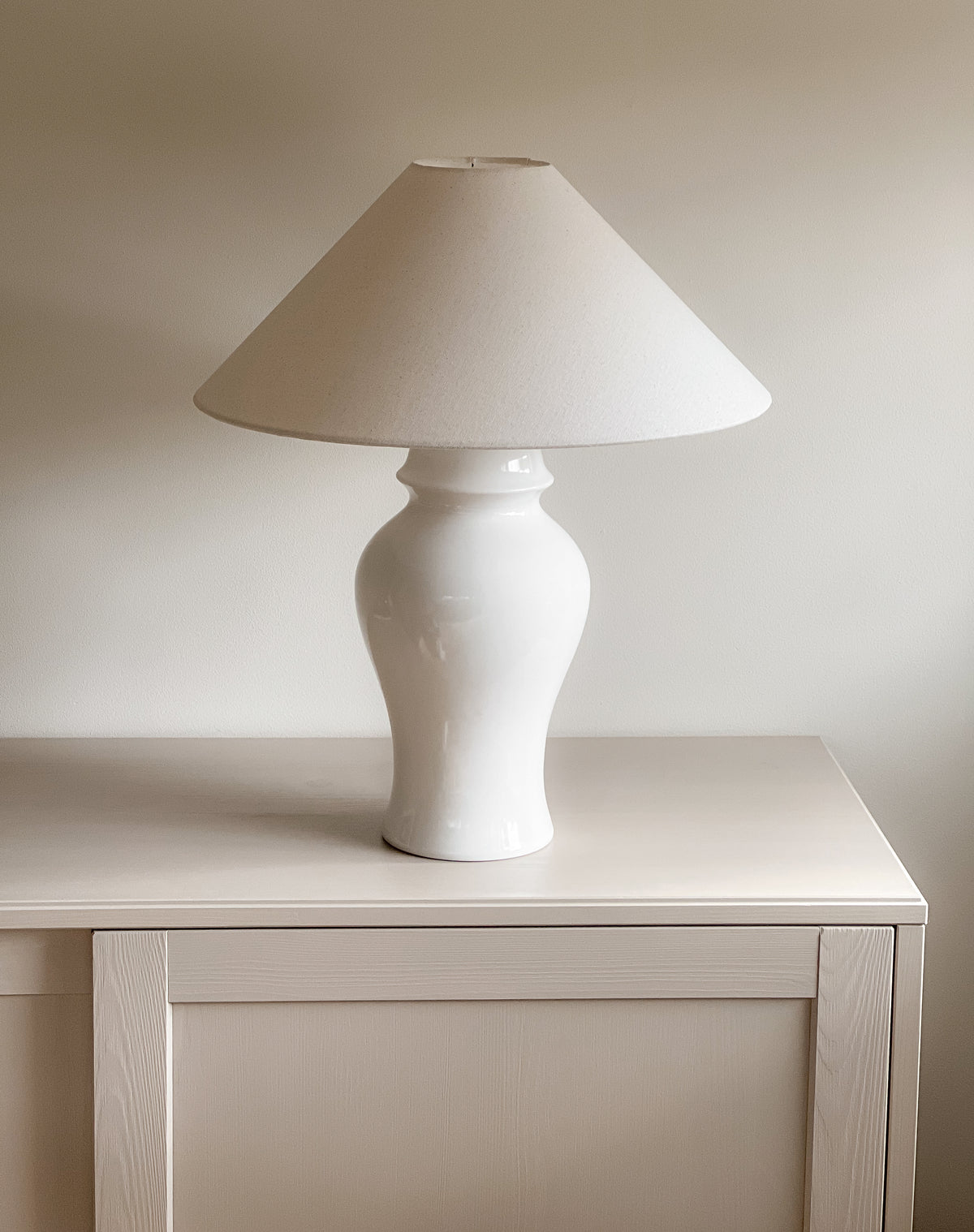 vintage Herda tafellamp – wit keramiek – beige kap Noii HOME