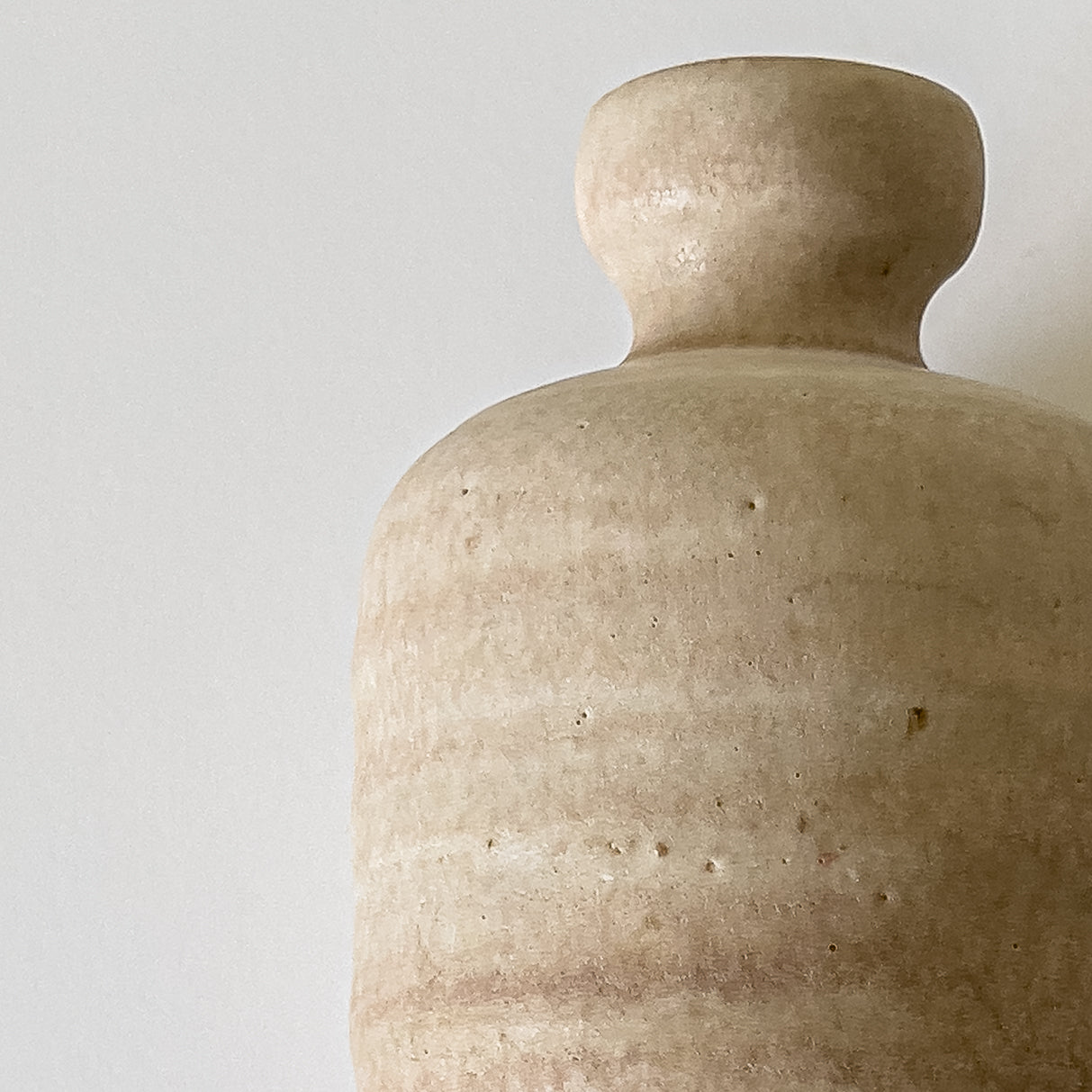 vintage kruikvormige vaasje – robuust aardewerk in natuurlijke aardse tinten - 19,5 cm Noii HOME