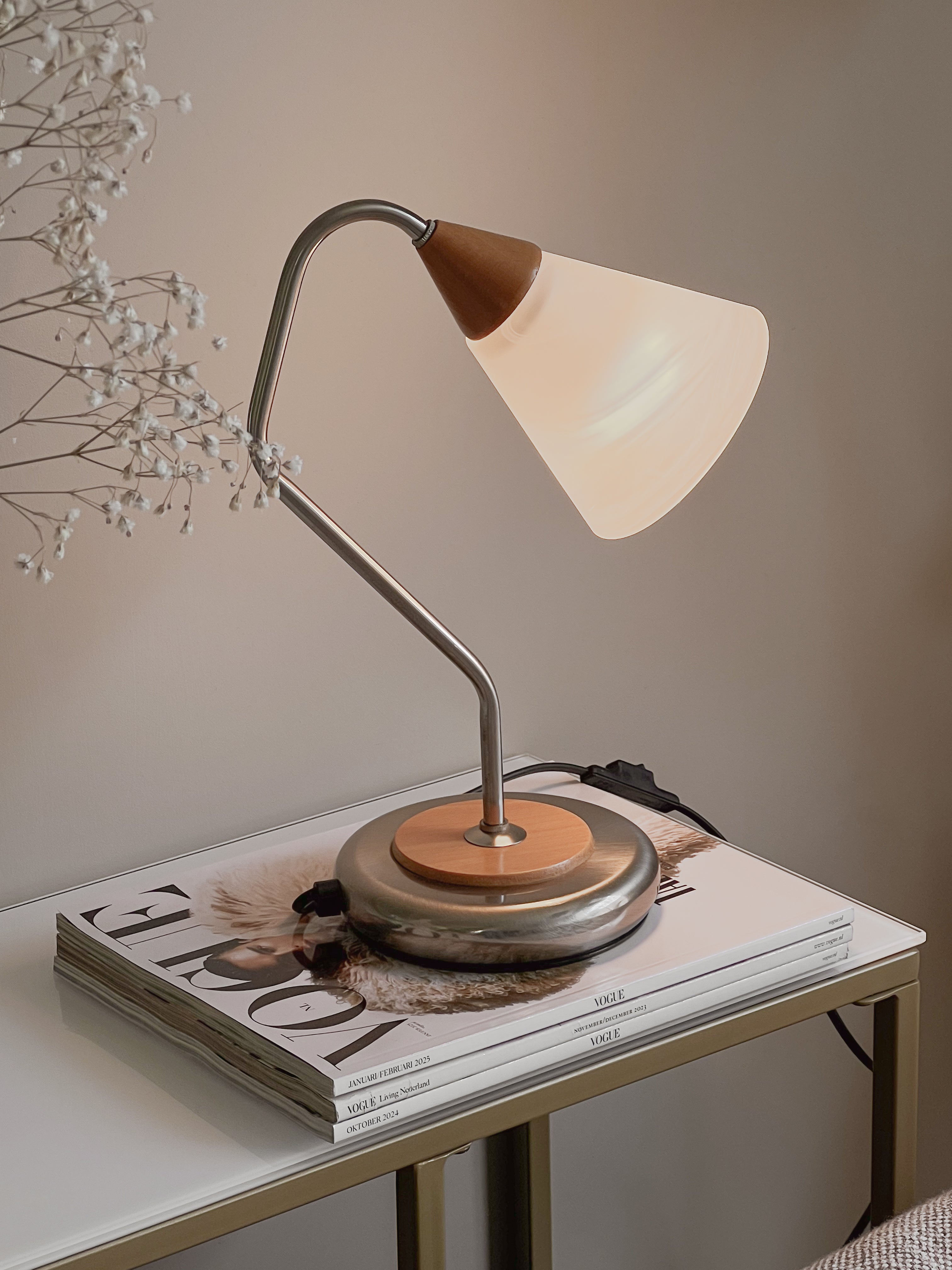 vintage Massive bureaulamp – hout, metaal en mat glazen kap Noii HOME