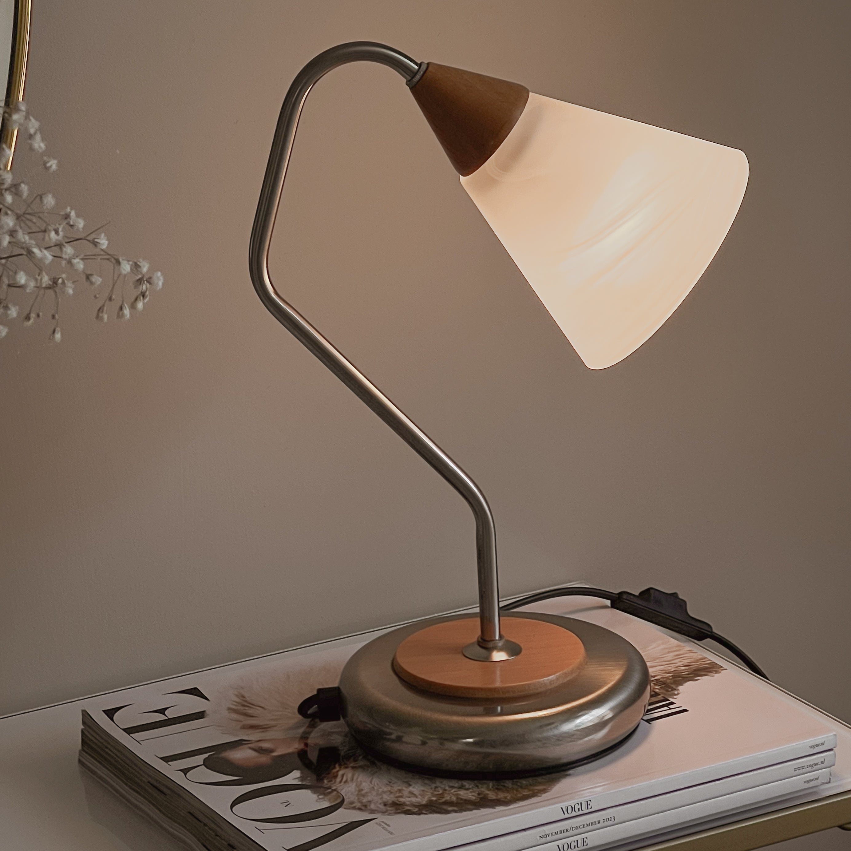 vintage Massive bureaulamp – hout, metaal en mat glazen kap Noii HOME