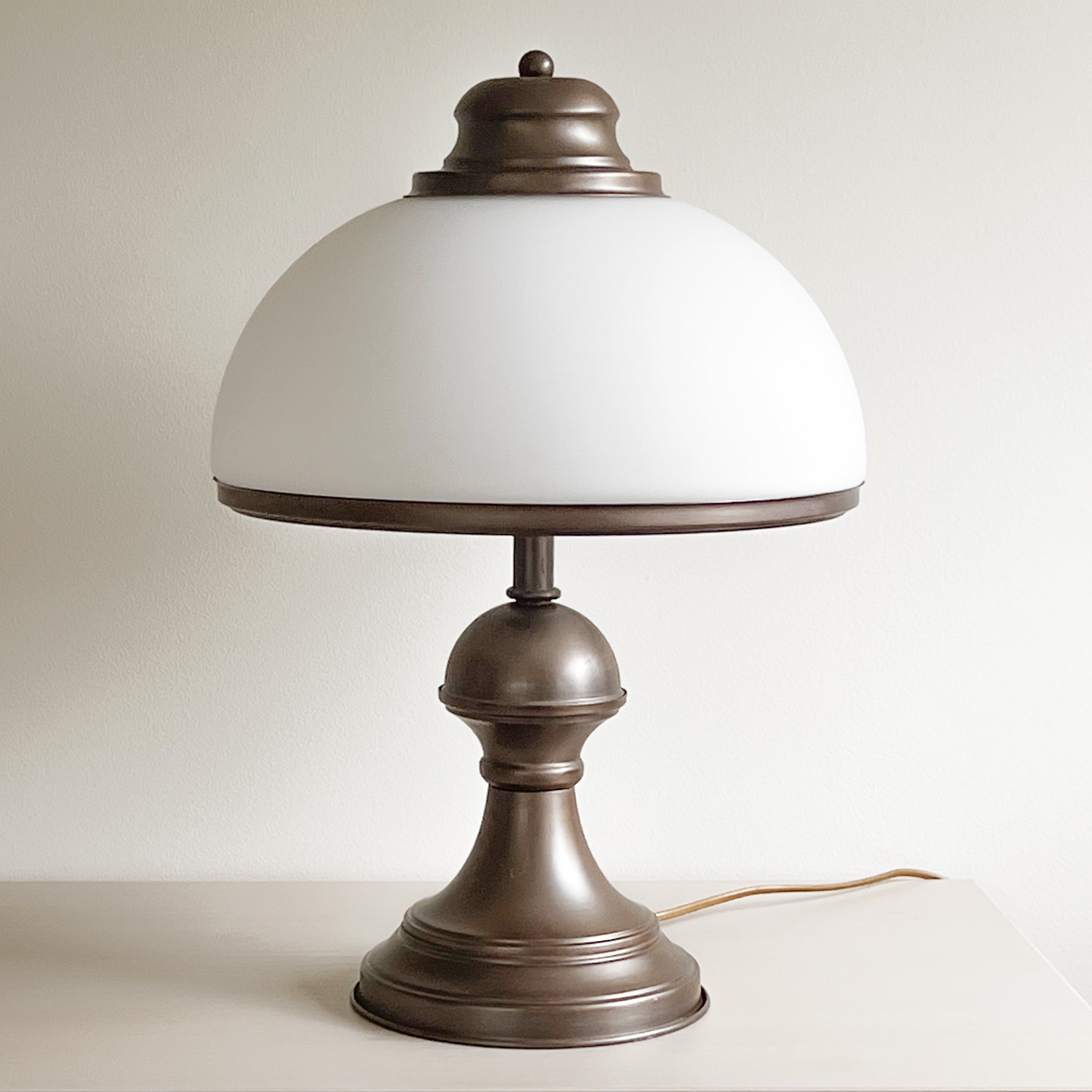 vintage Massive tafellamp met opaline glazen kap Noii HOME