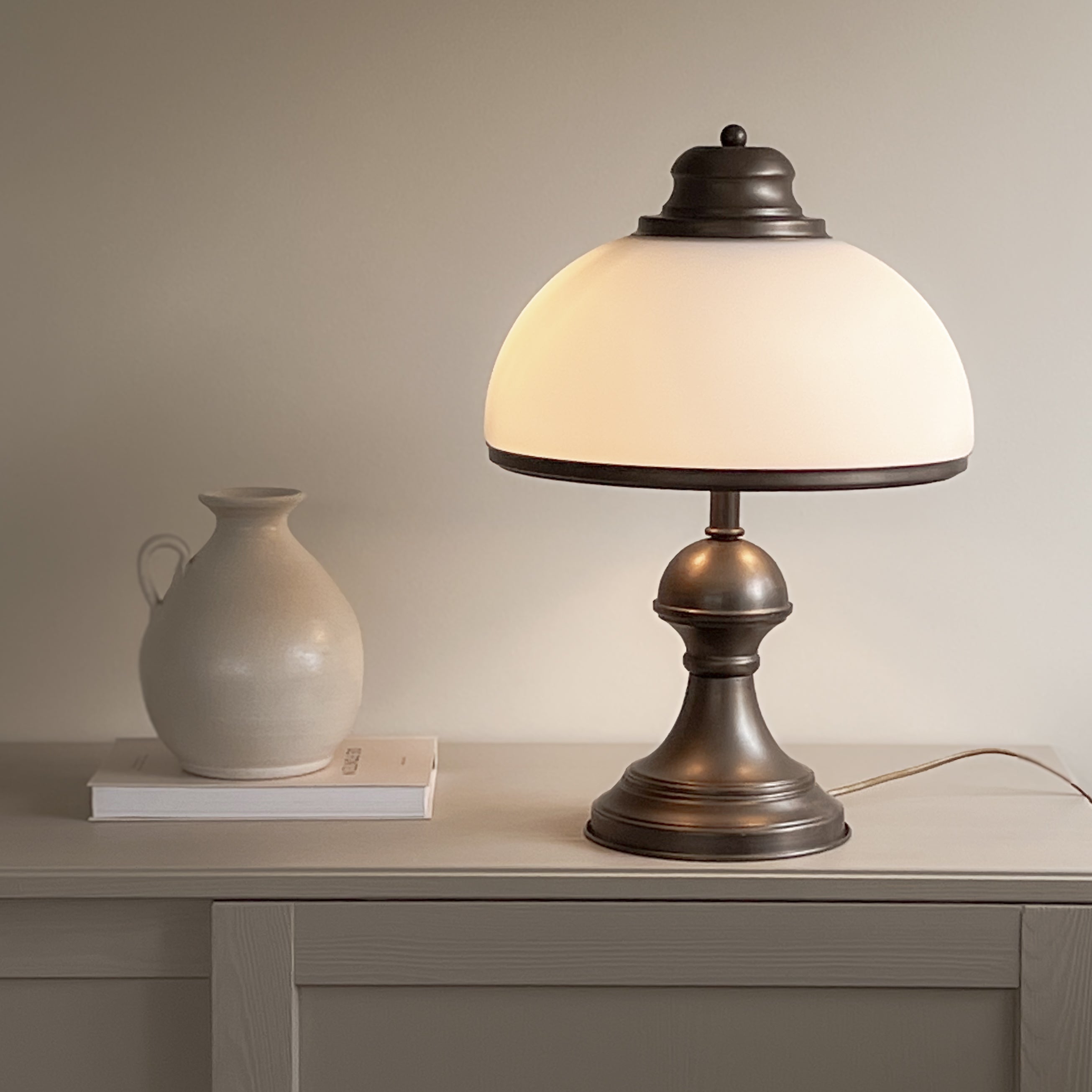 vintage Massive tafellamp met opaline glazen kap Noii HOME