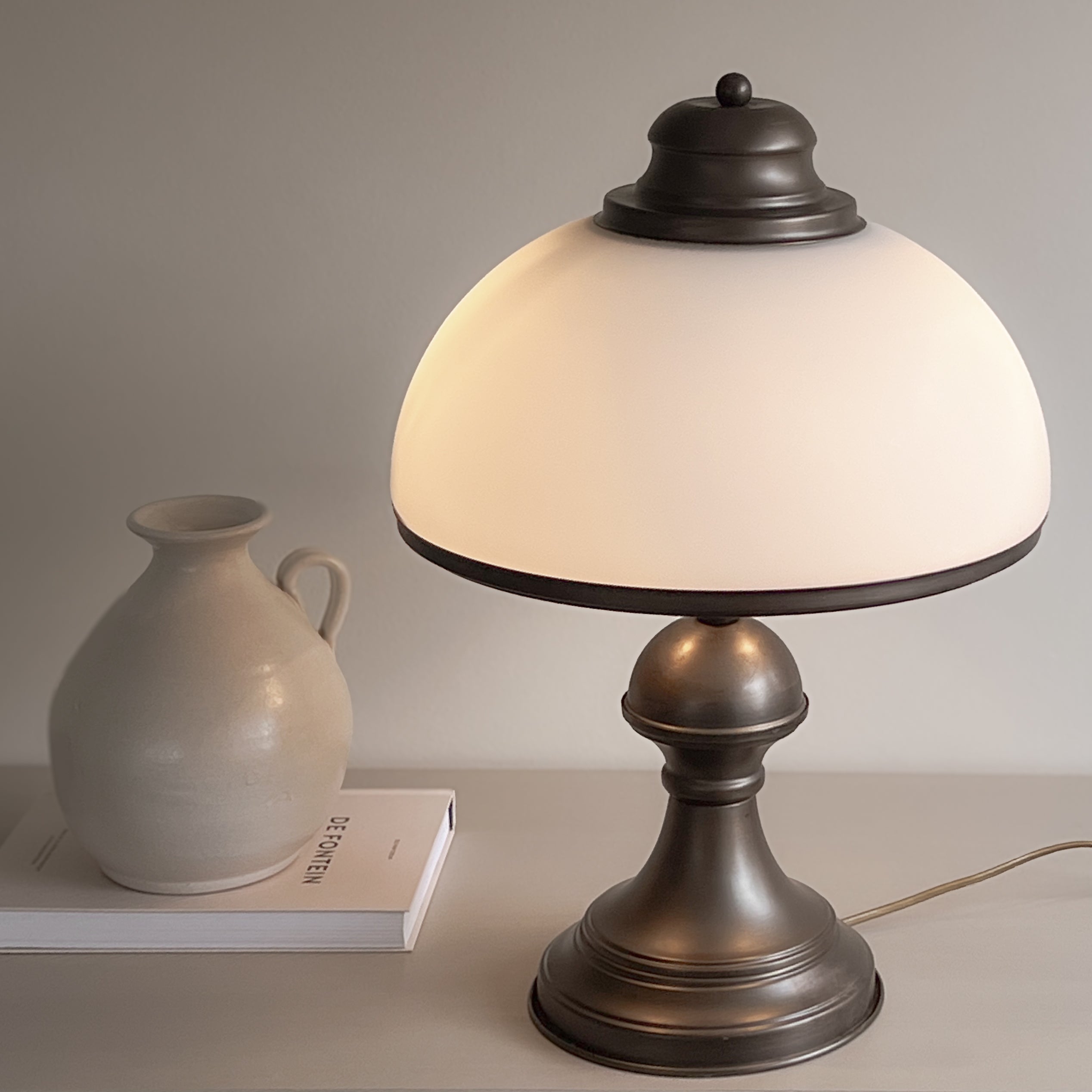 vintage Massive tafellamp met opaline glazen kap Noii HOME