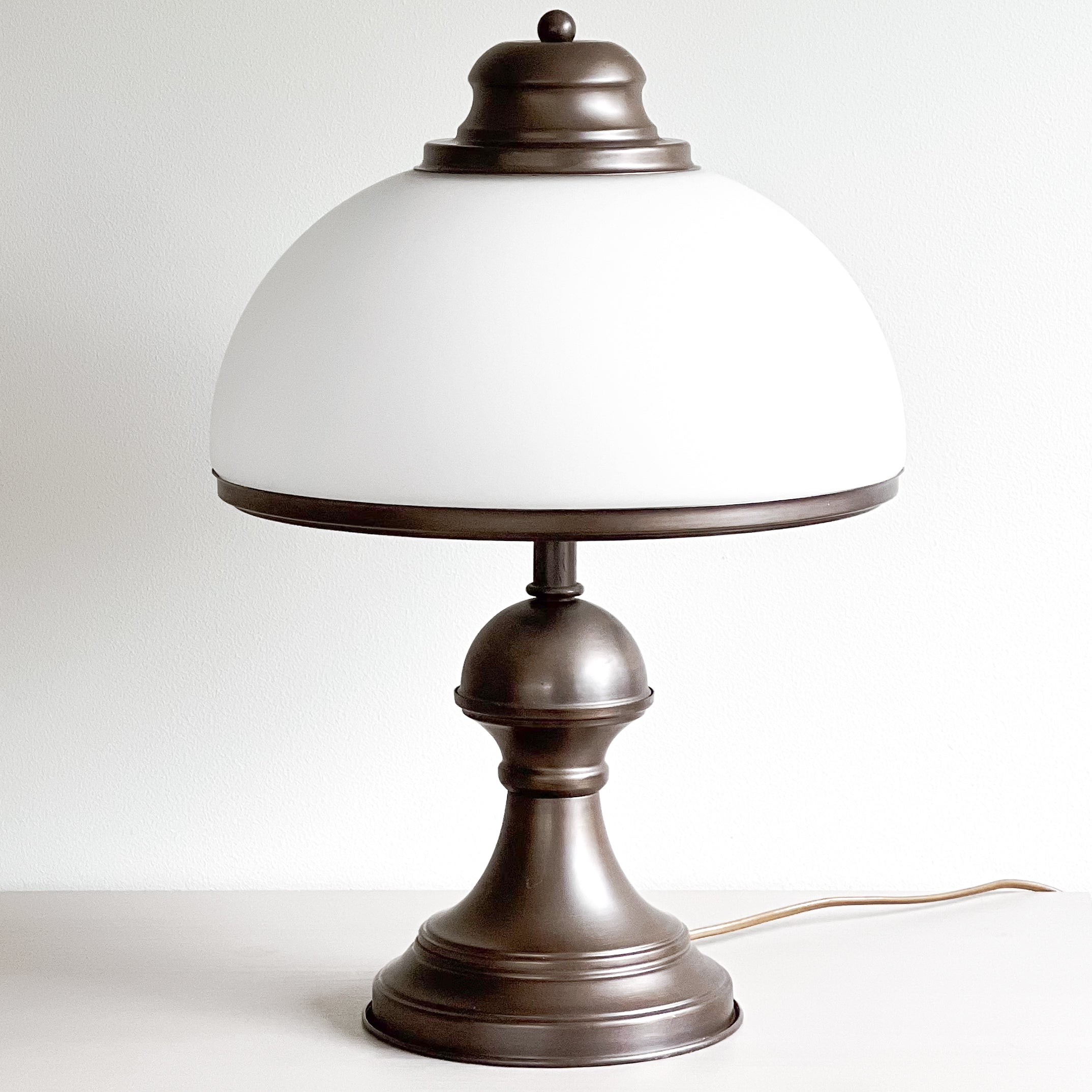 vintage Massive tafellamp met opaline glazen kap Noii HOME