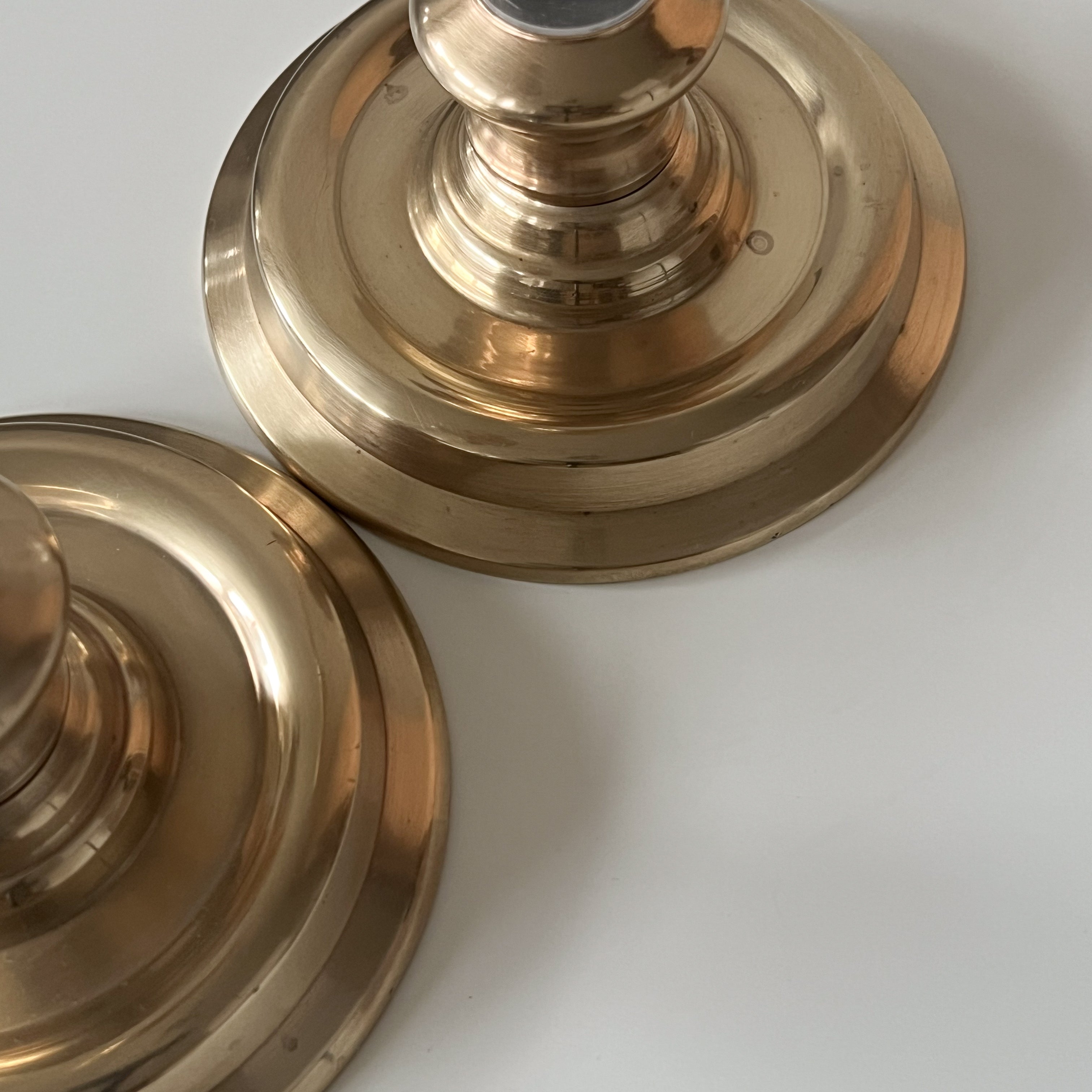 vintage messing kandelaars met plexiglas – set van twee Noii HOME