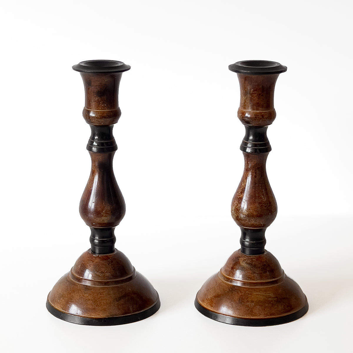 vintage metalen kandelaars – set van 2 – bruin zwart patina Noii HOME