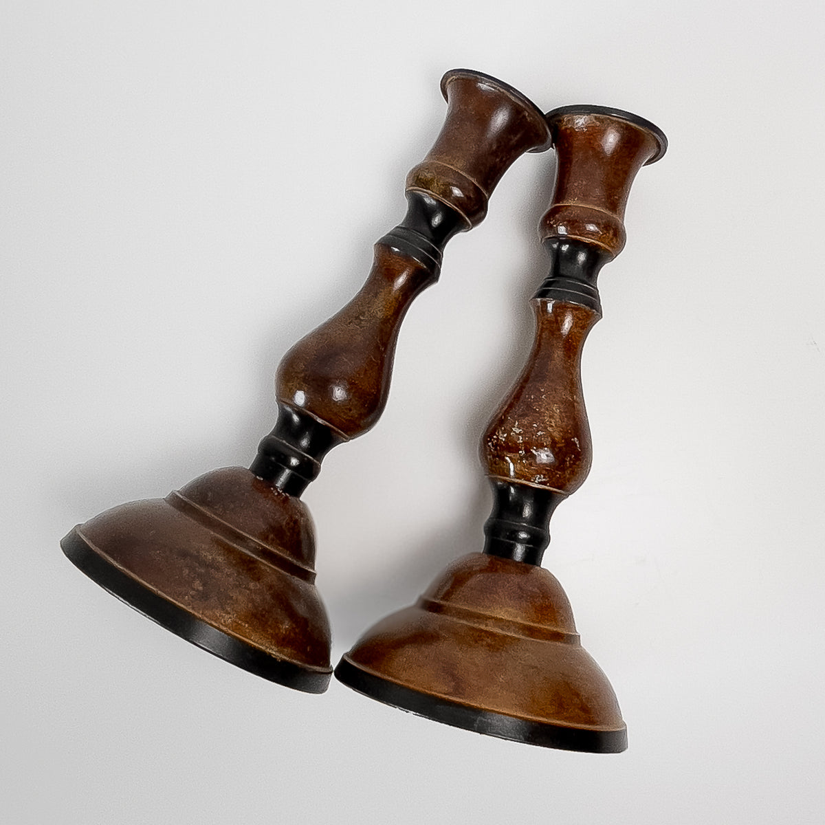 vintage metalen kandelaars – set van 2 – bruin zwart patina Noii HOME